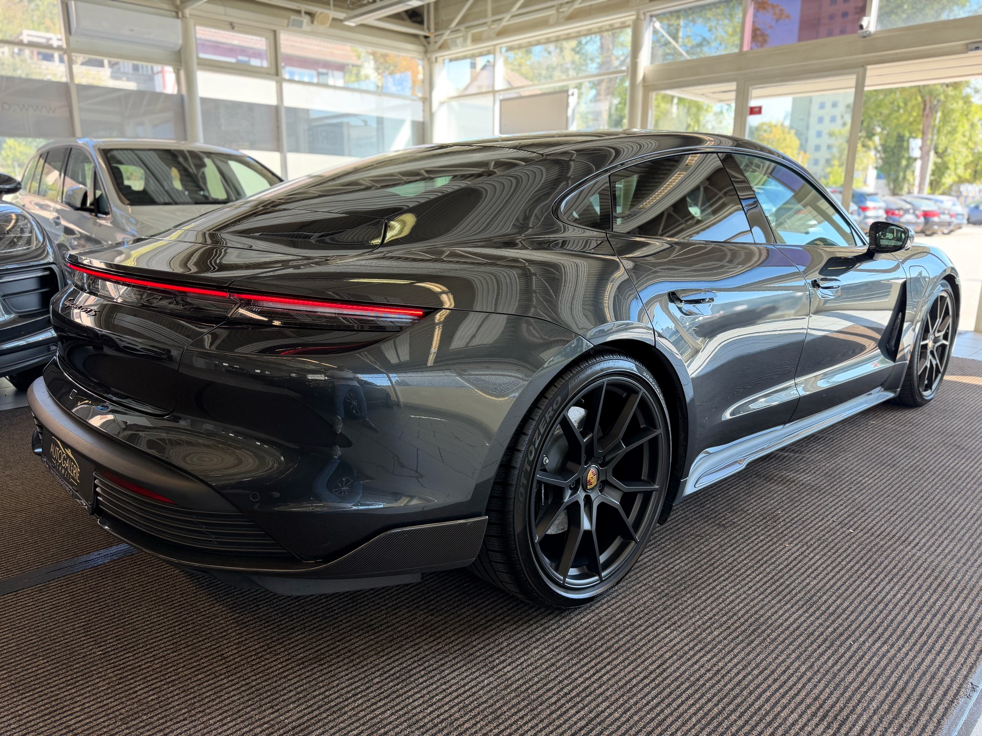PORSCHE Taycan GTS | CH Swiss | Carbon | LED-Matrix | InnoDrive | 21" | 5 Sitzer | Panorama | PORSCHE GARANTIE |-image-28