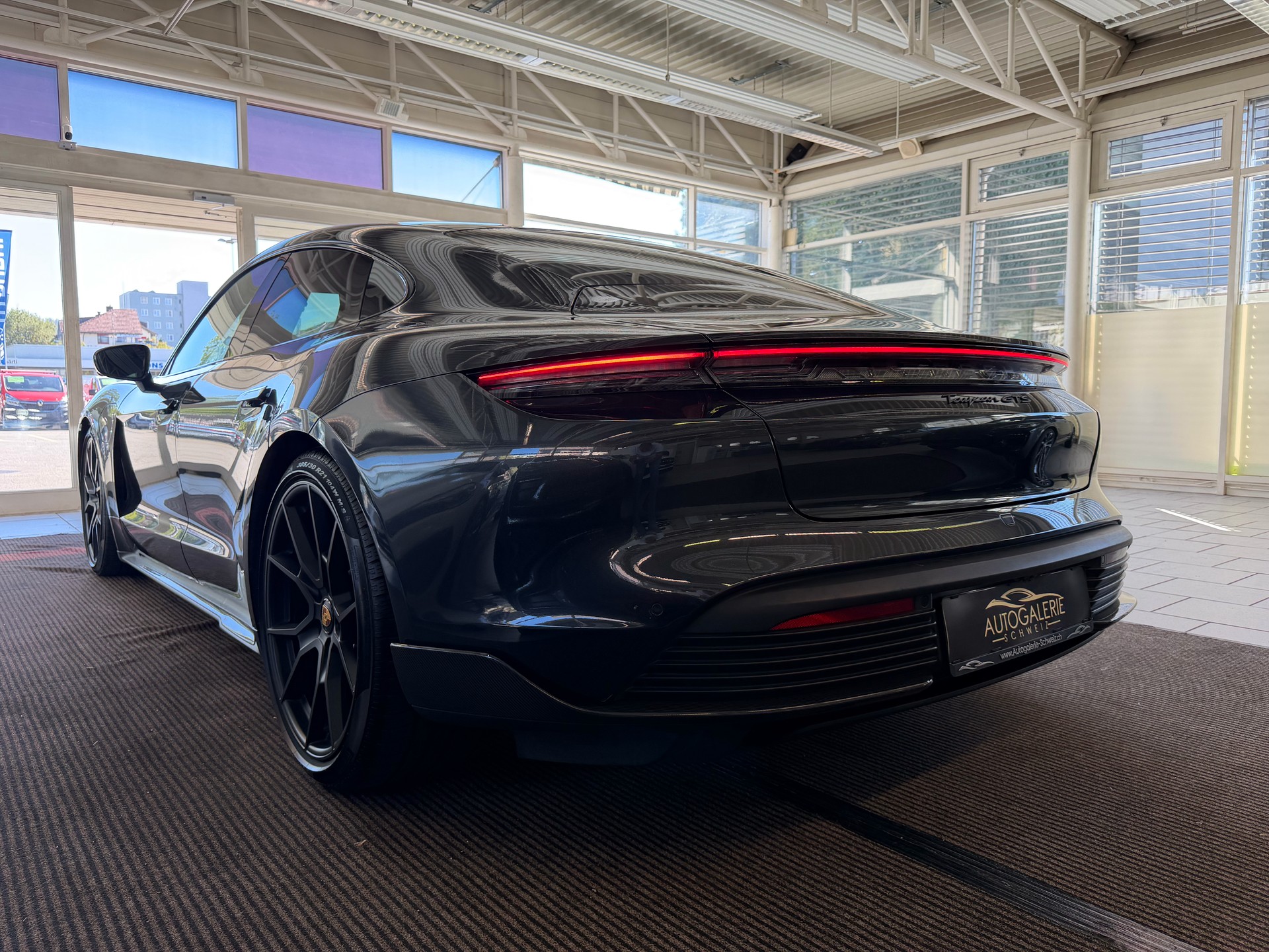 PORSCHE Taycan GTS | CH Swiss | Carbon | LED-Matrix | InnoDrive | 21" | 5 Sitzer | Panorama | PORSCHE GARANTIE |-image-26