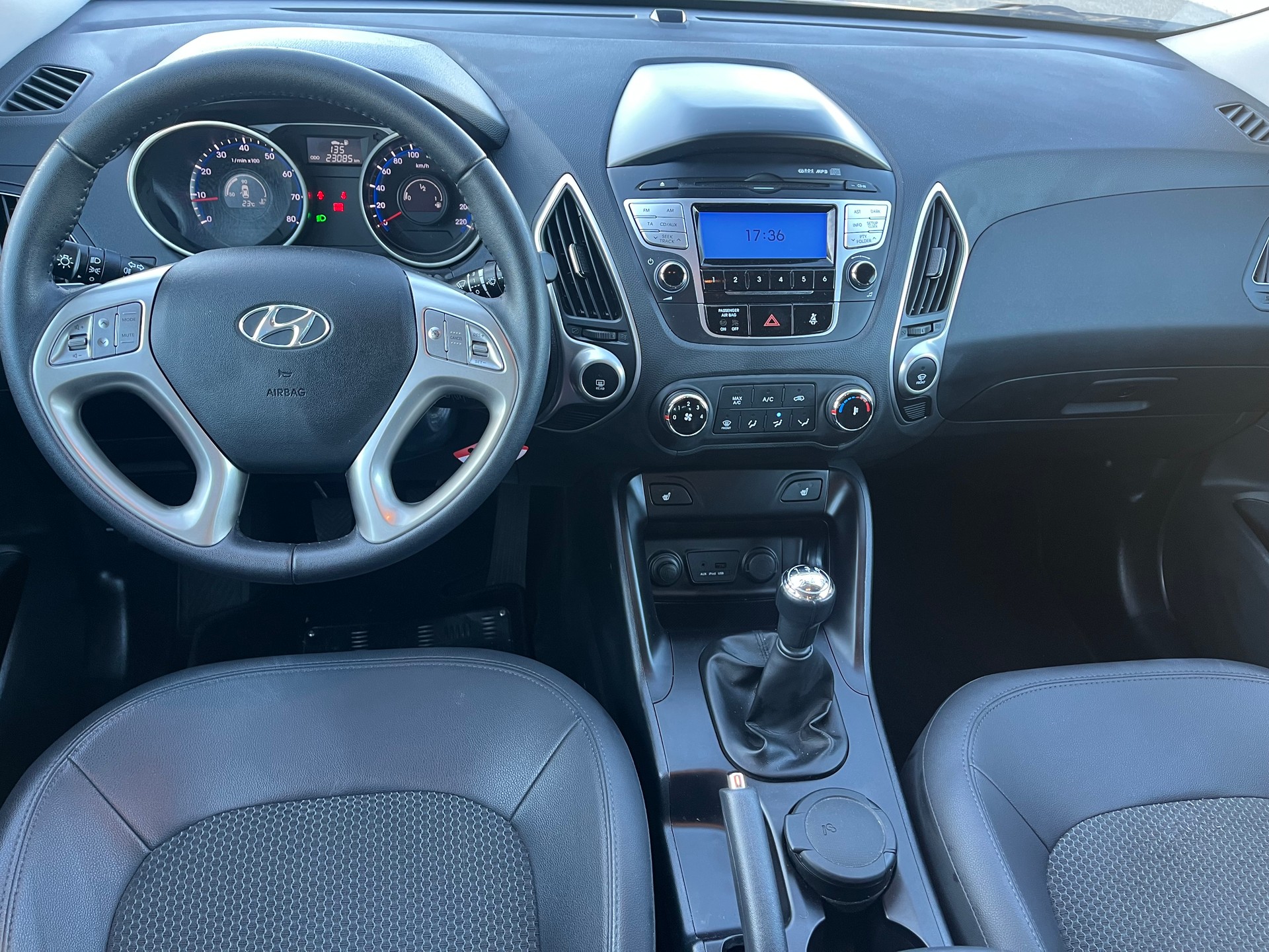 HYUNDAI iX 35 2.0 Premium 4WD-image-9