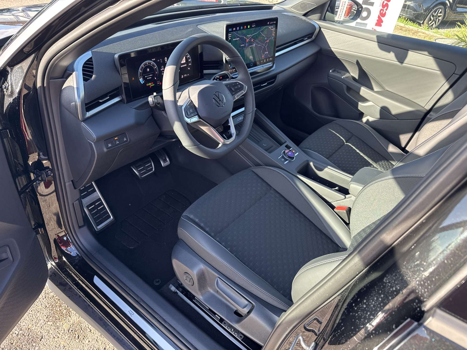 VW T-Roc 1.5 eTSi mHEV R-Line DSG-Automat-image-5