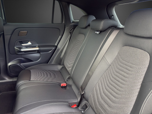 MERCEDES-BENZ GLA 200 Night Star 7G-D-image-9