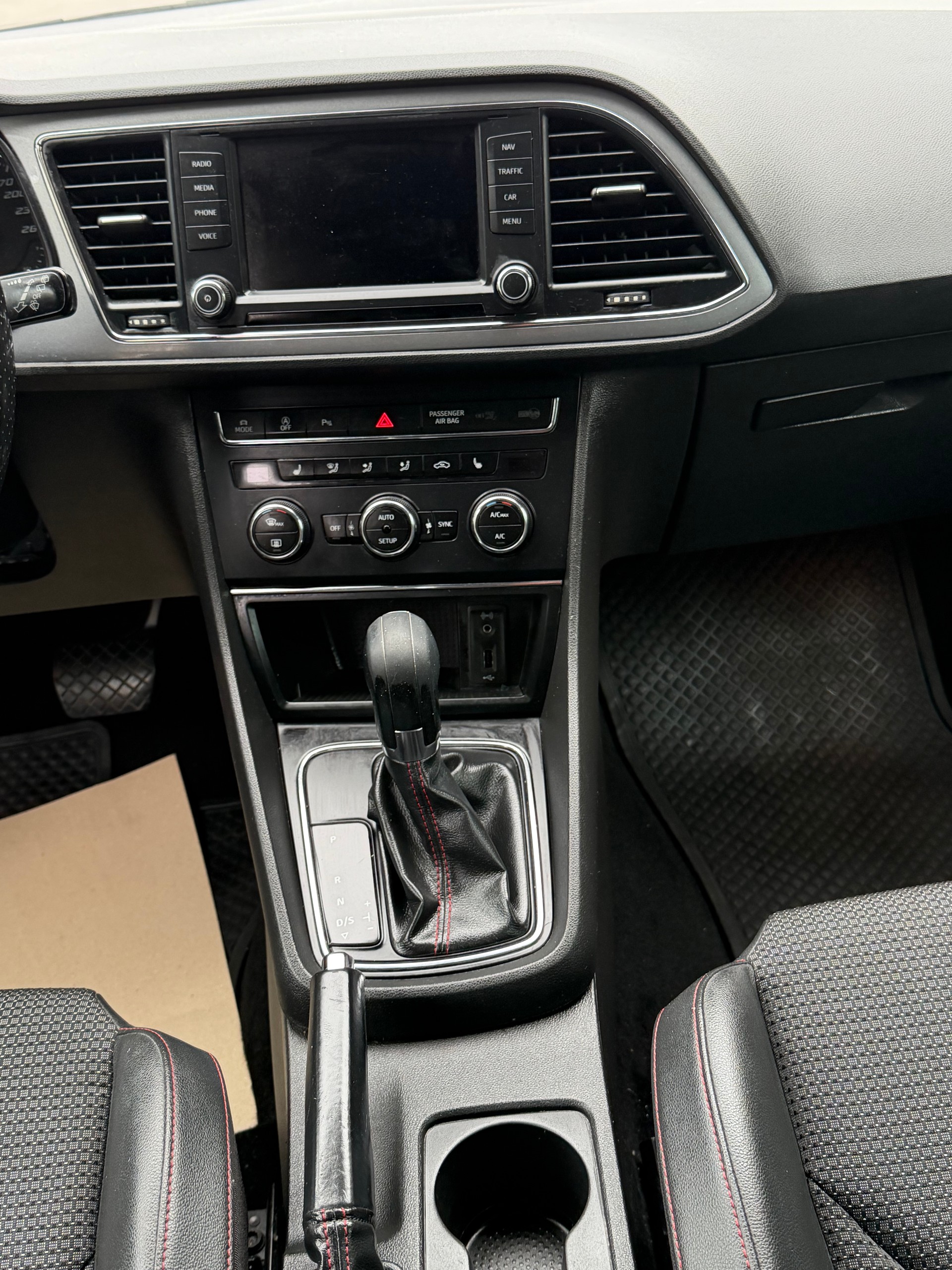 SEAT Leon ST 2.0 TDI FR DSG-image-11