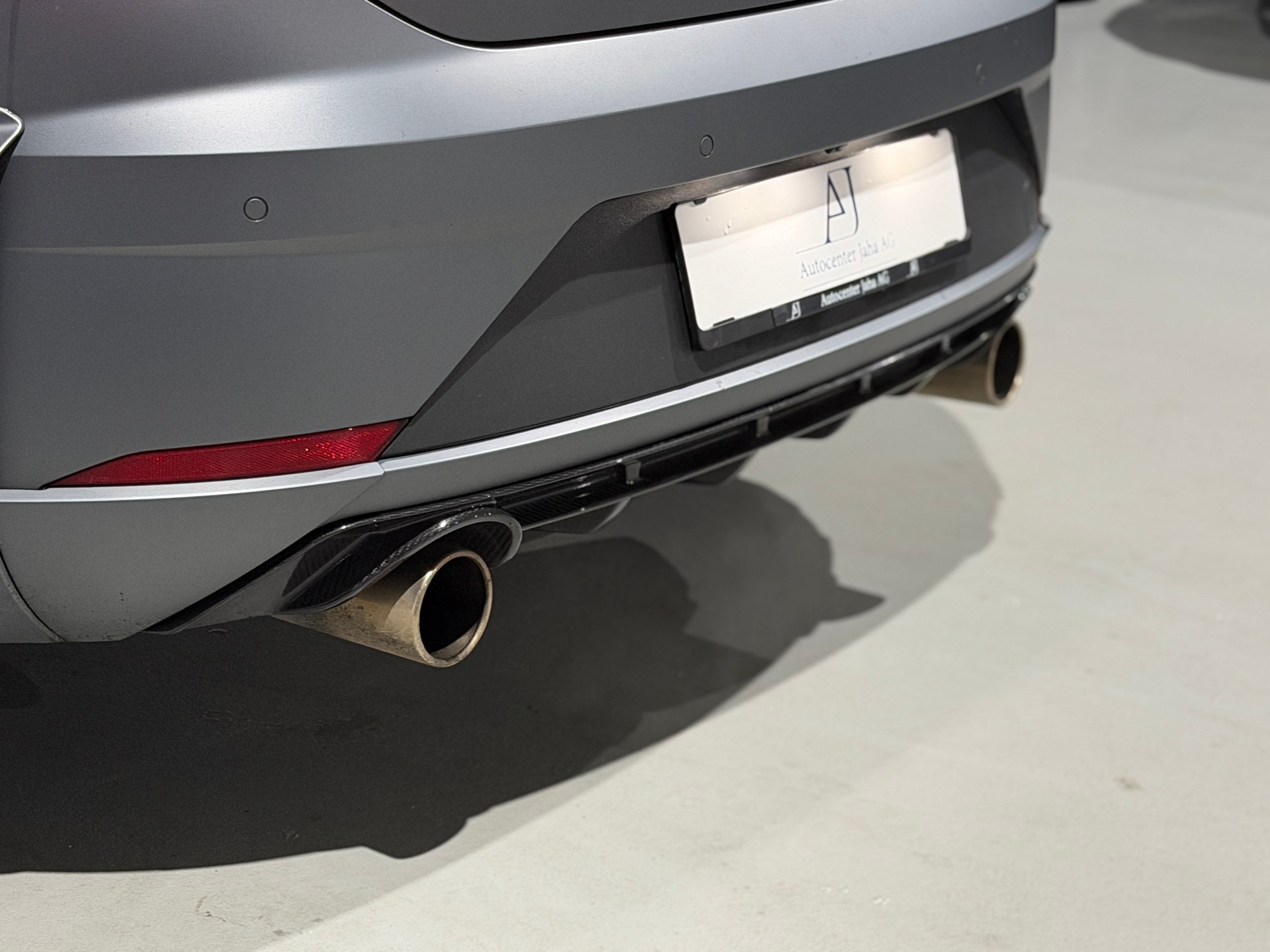 SEAT Leon 2.0 TSI Cupra R DSG (CH) Grau Matt / Fox Exhaust-image-15