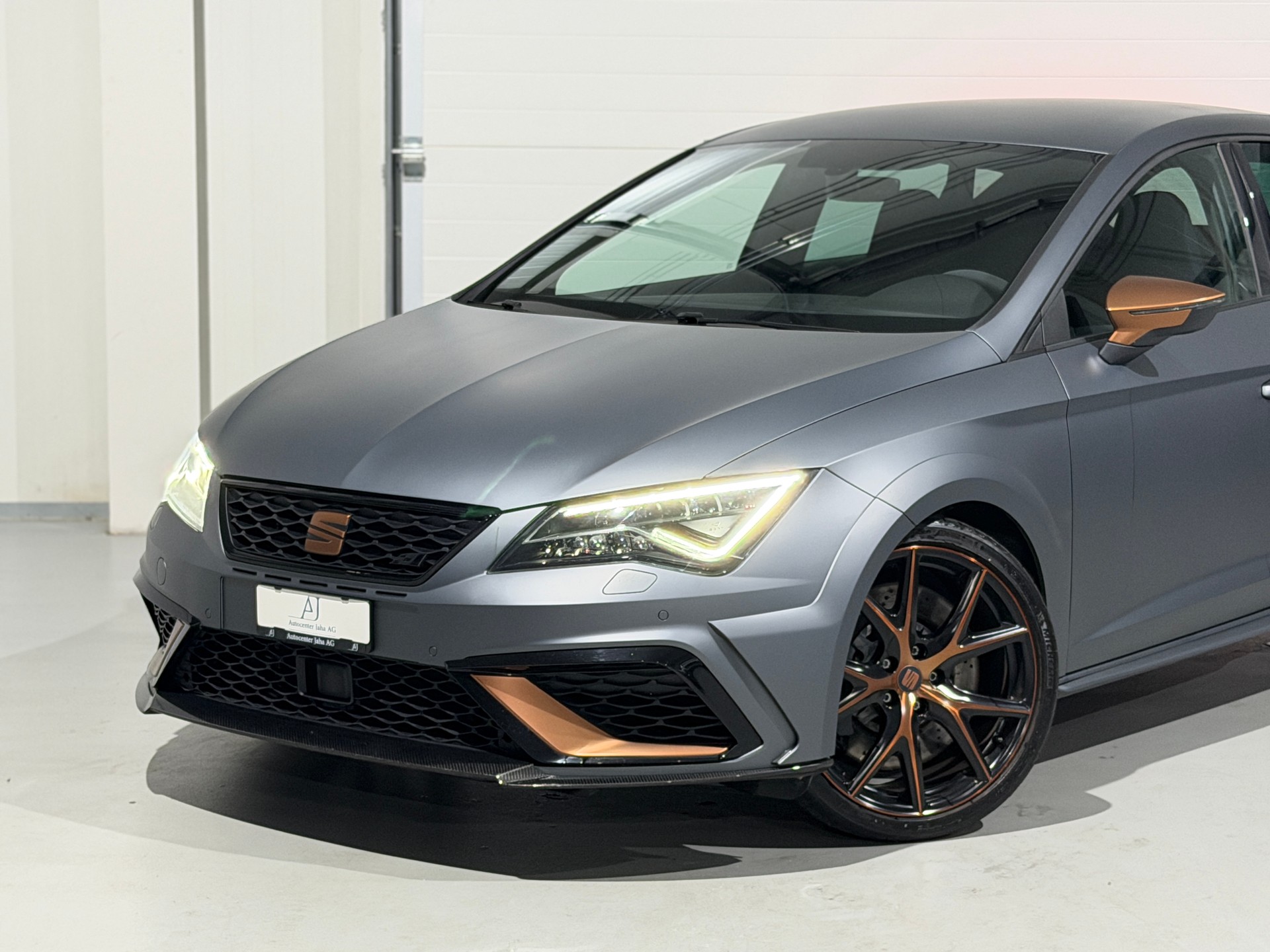 SEAT Leon 2.0 TSI Cupra R DSG (CH) Grau Matt / Fox Exhaust-image-1