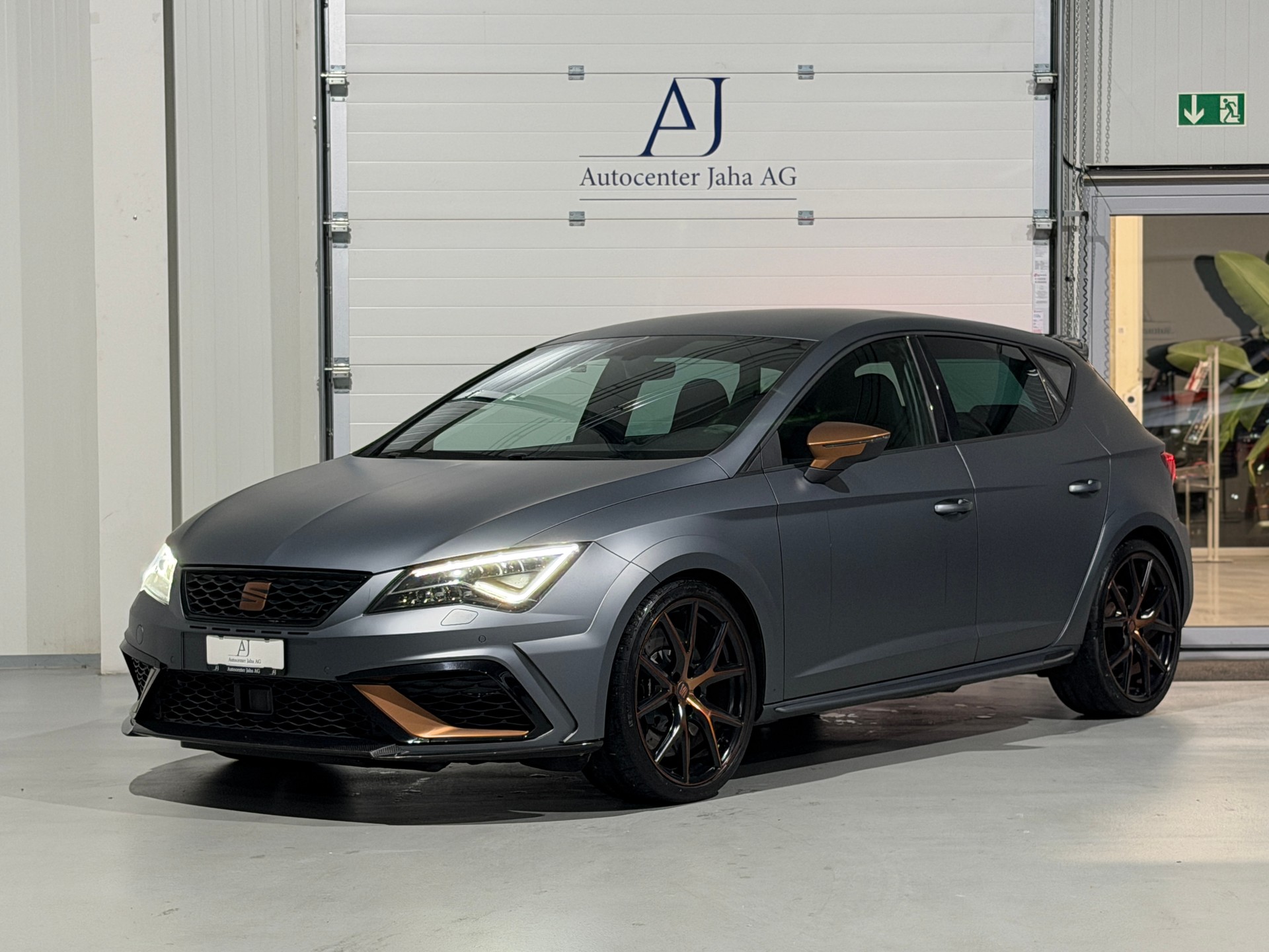SEAT Leon 2.0 TSI Cupra R DSG (CH) Grau Matt / Fox Exhaust-image-2