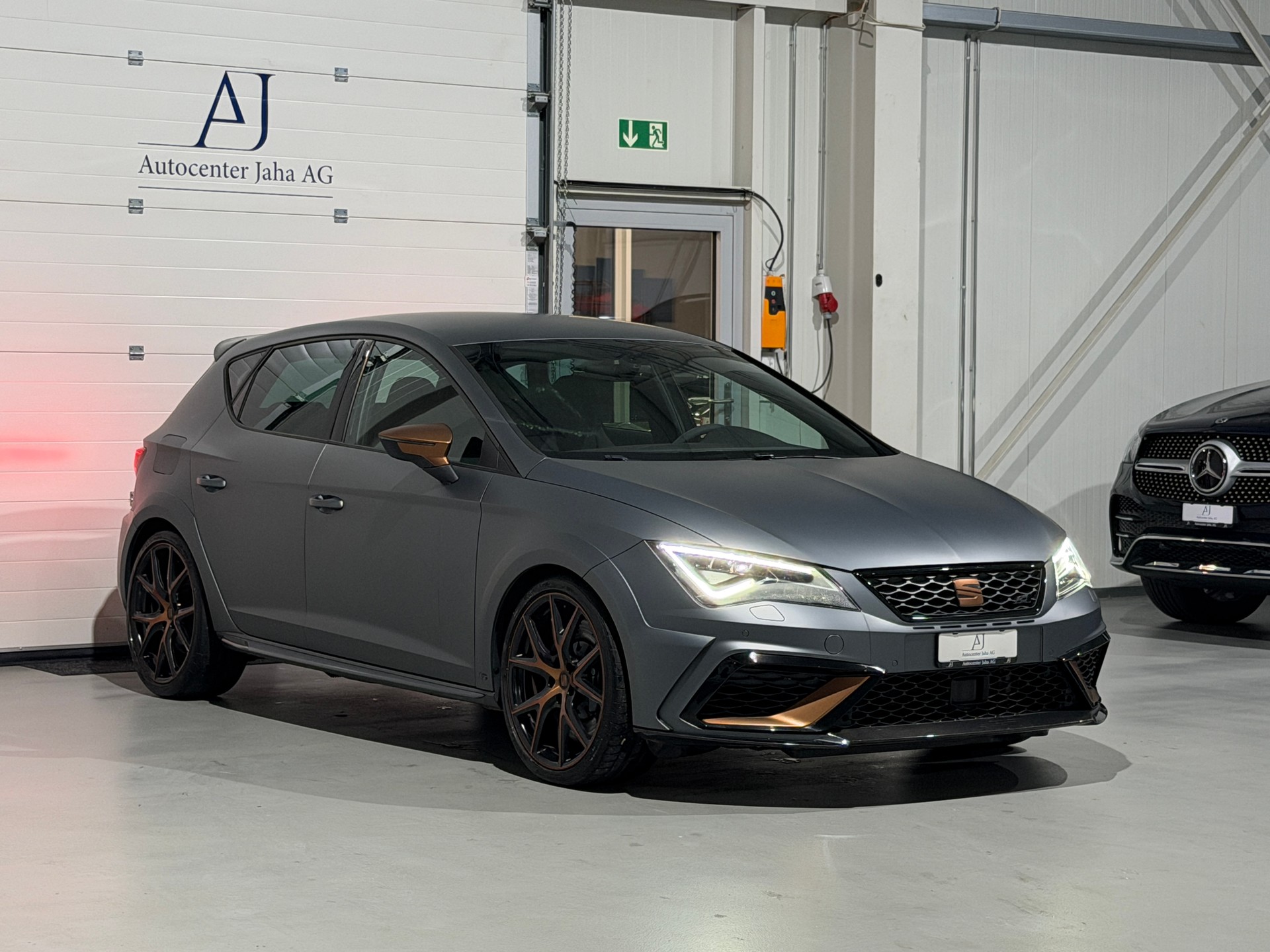 SEAT Leon 2.0 TSI Cupra R DSG (CH) Grau Matt / Fox Exhaust-image-4