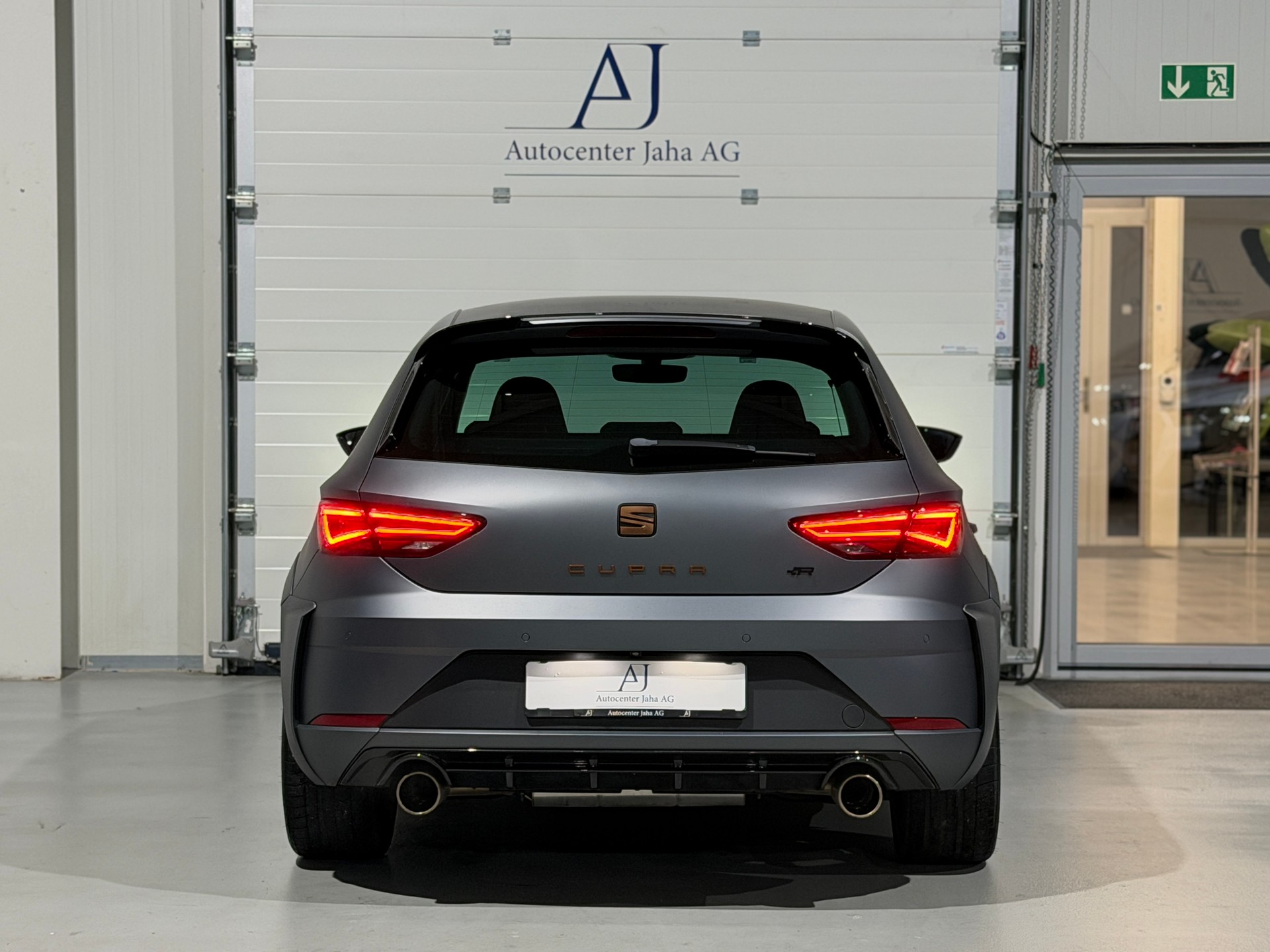 SEAT Leon 2.0 TSI Cupra R DSG (CH) Grau Matt / Fox Exhaust-image-16