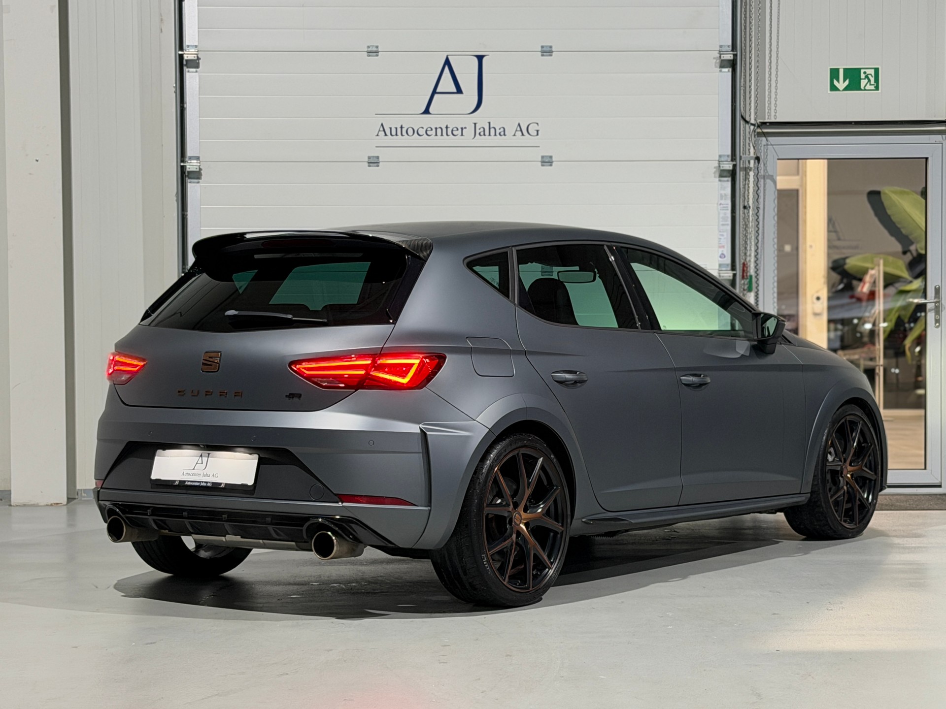 SEAT Leon 2.0 TSI Cupra R DSG (CH) Grau Matt / Fox Exhaust-image-6