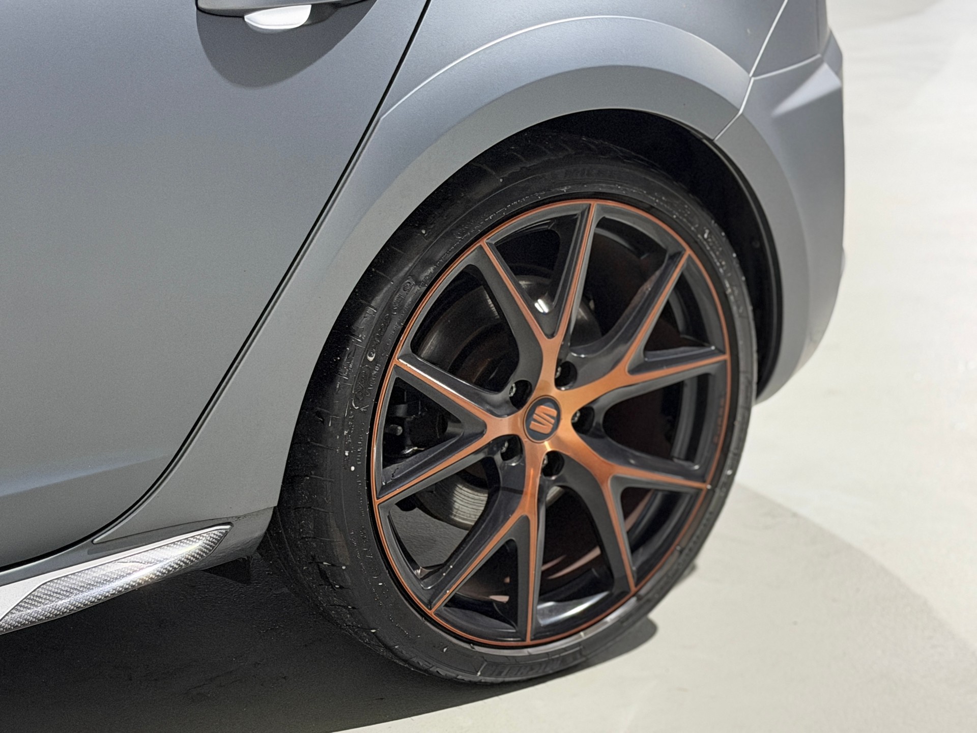 SEAT Leon 2.0 TSI Cupra R DSG (CH) Grau Matt / Fox Exhaust-image-13