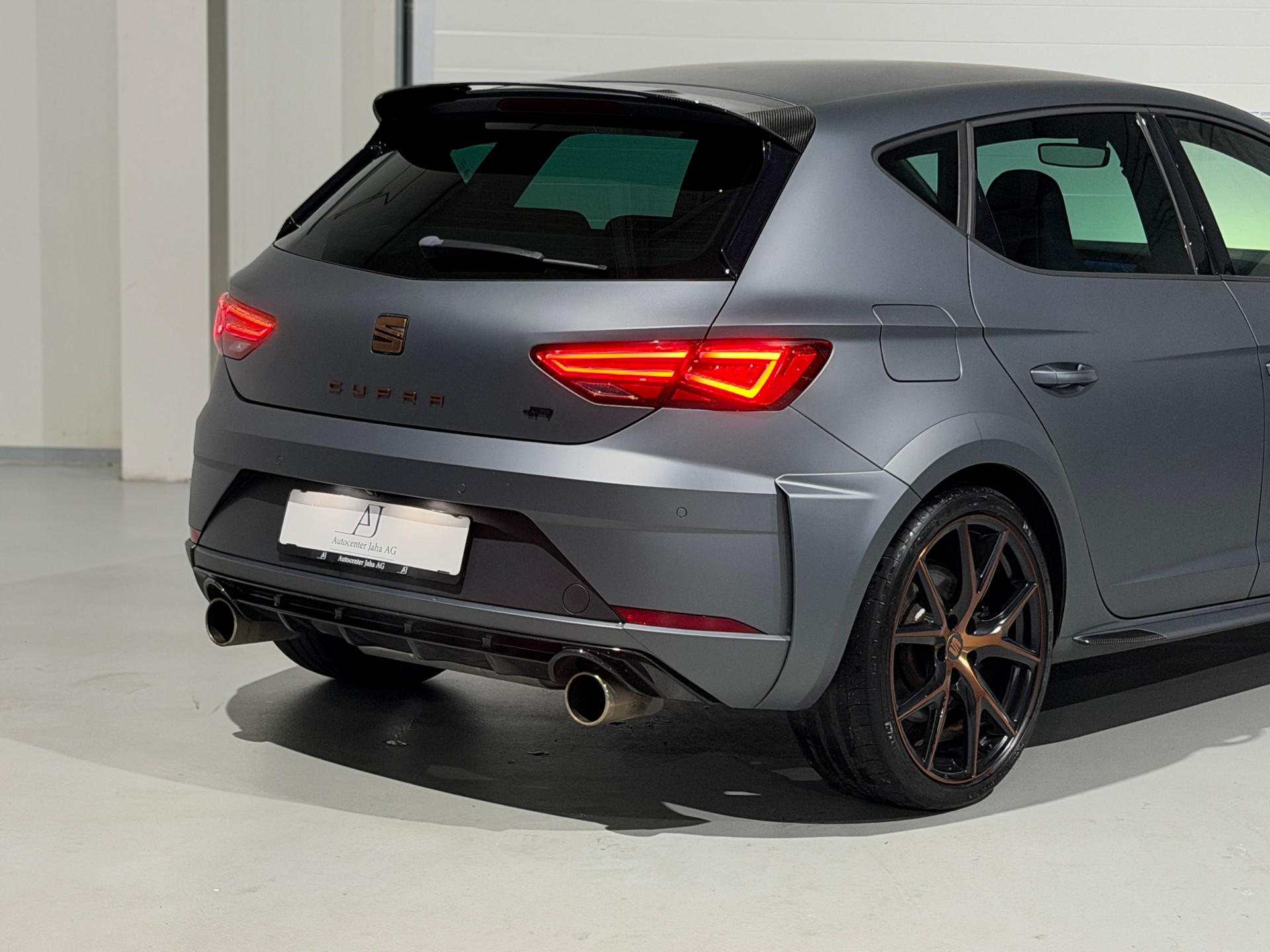 SEAT Leon 2.0 TSI Cupra R DSG (CH) Grau Matt / Fox Exhaust-image-5