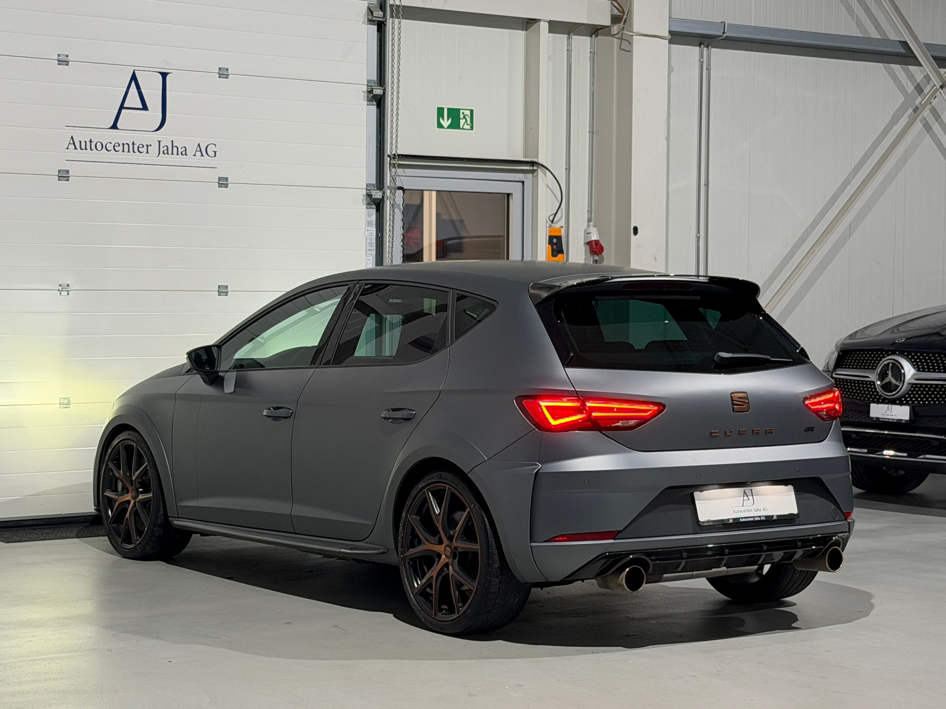 SEAT Leon 2.0 TSI Cupra R DSG (CH) Grau Matt / Fox Exhaust-image-17
