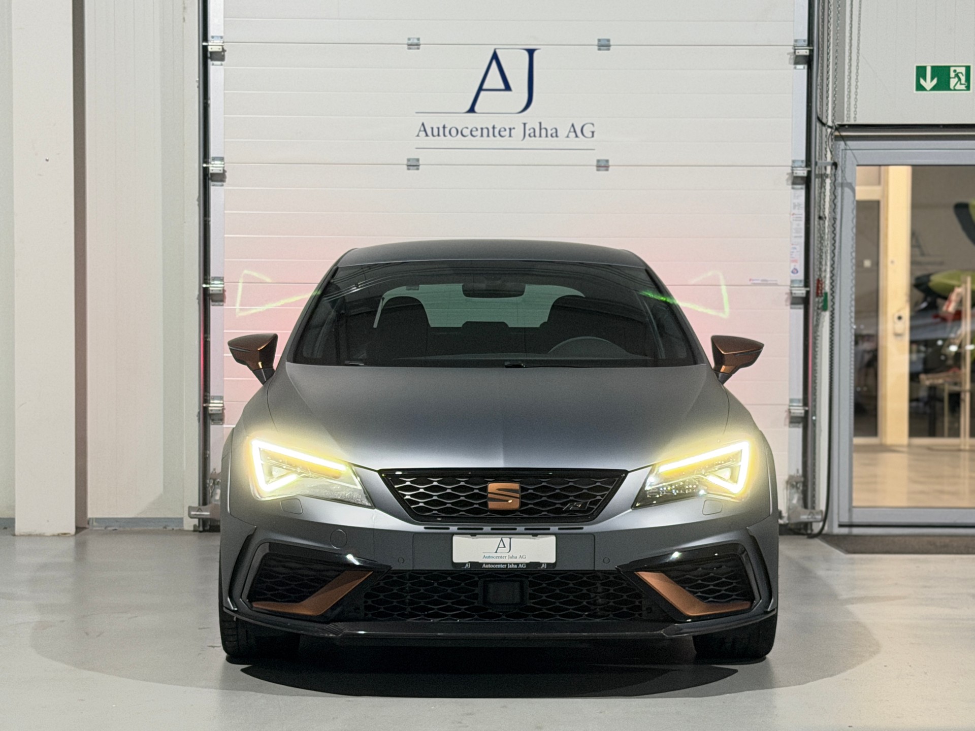 SEAT Leon 2.0 TSI Cupra R DSG (CH) Grau Matt / Fox Exhaust-image-3