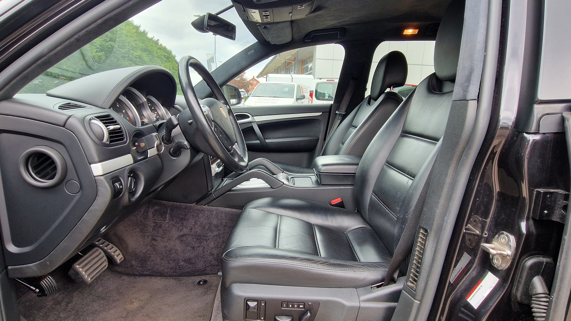 PORSCHE Cayenne Turbo-image-4
