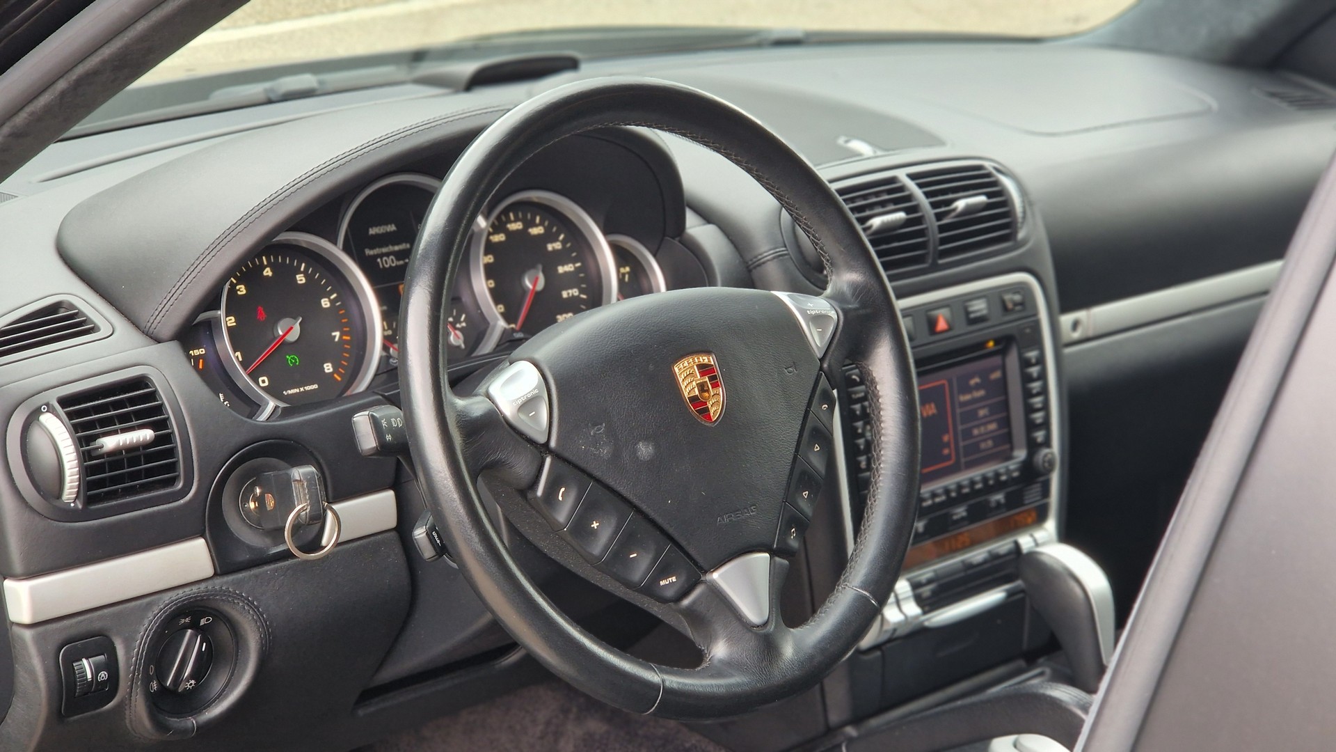PORSCHE Cayenne Turbo-image-5