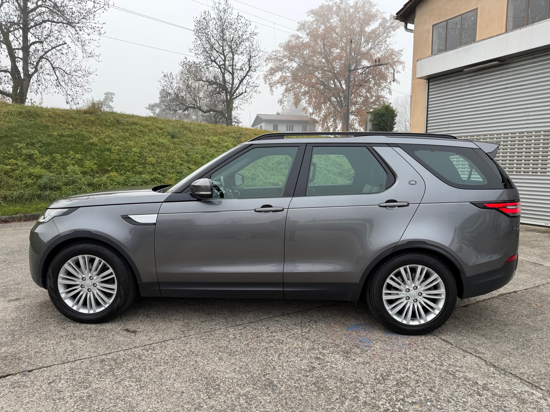 LAND ROVER Discovery 3.0 TD6 HSE Automatic-image-1