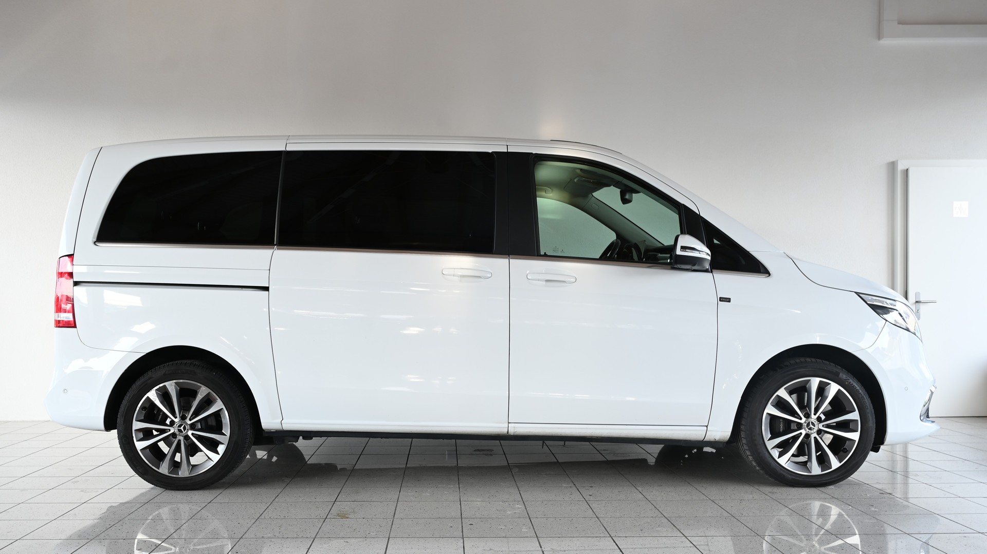MERCEDES-BENZ V 300 d Avantgarde kurz 4matic Van-image-4