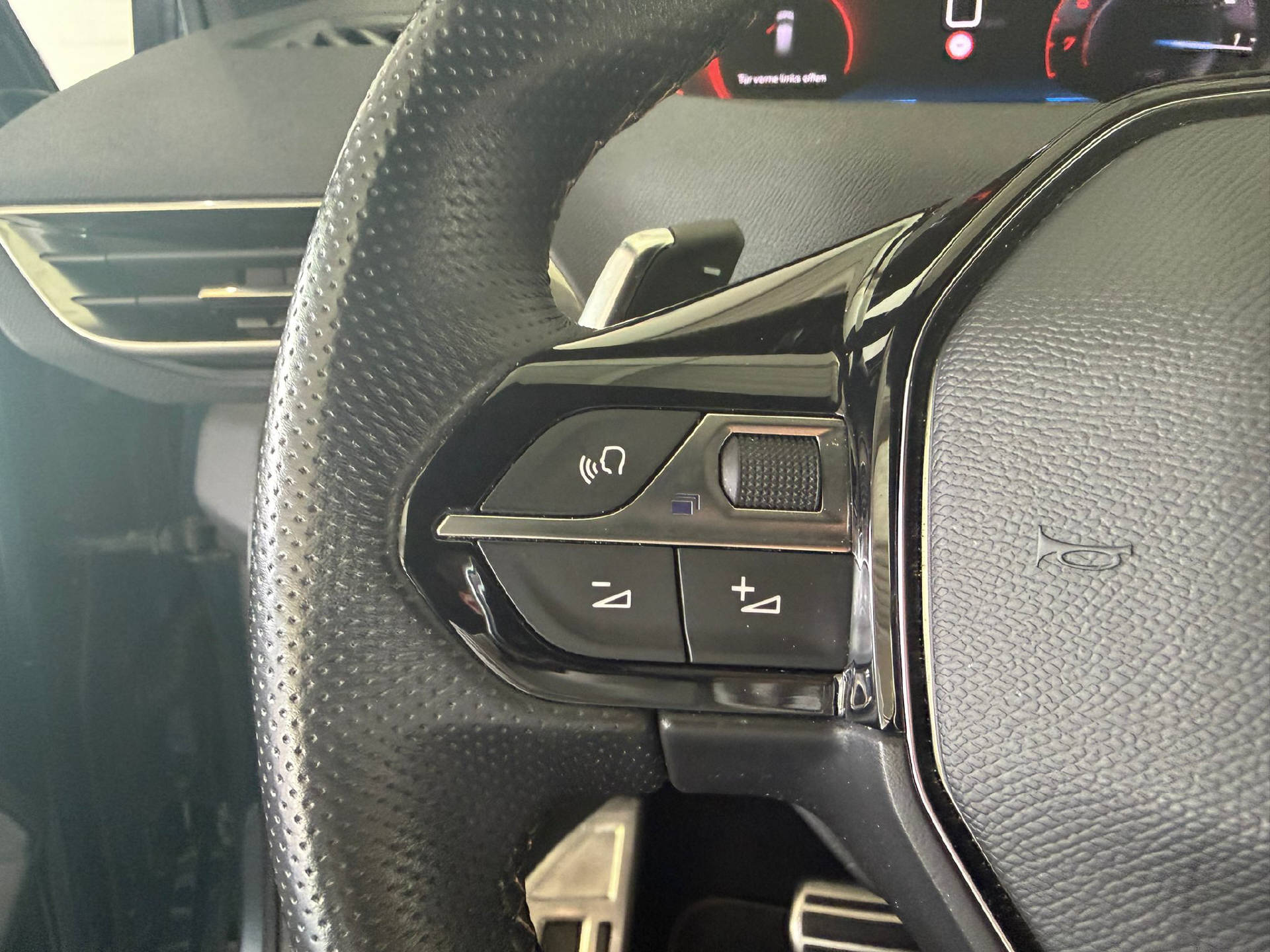 PEUGEOT 3008 1.2 PureTech GT Pack-image-10