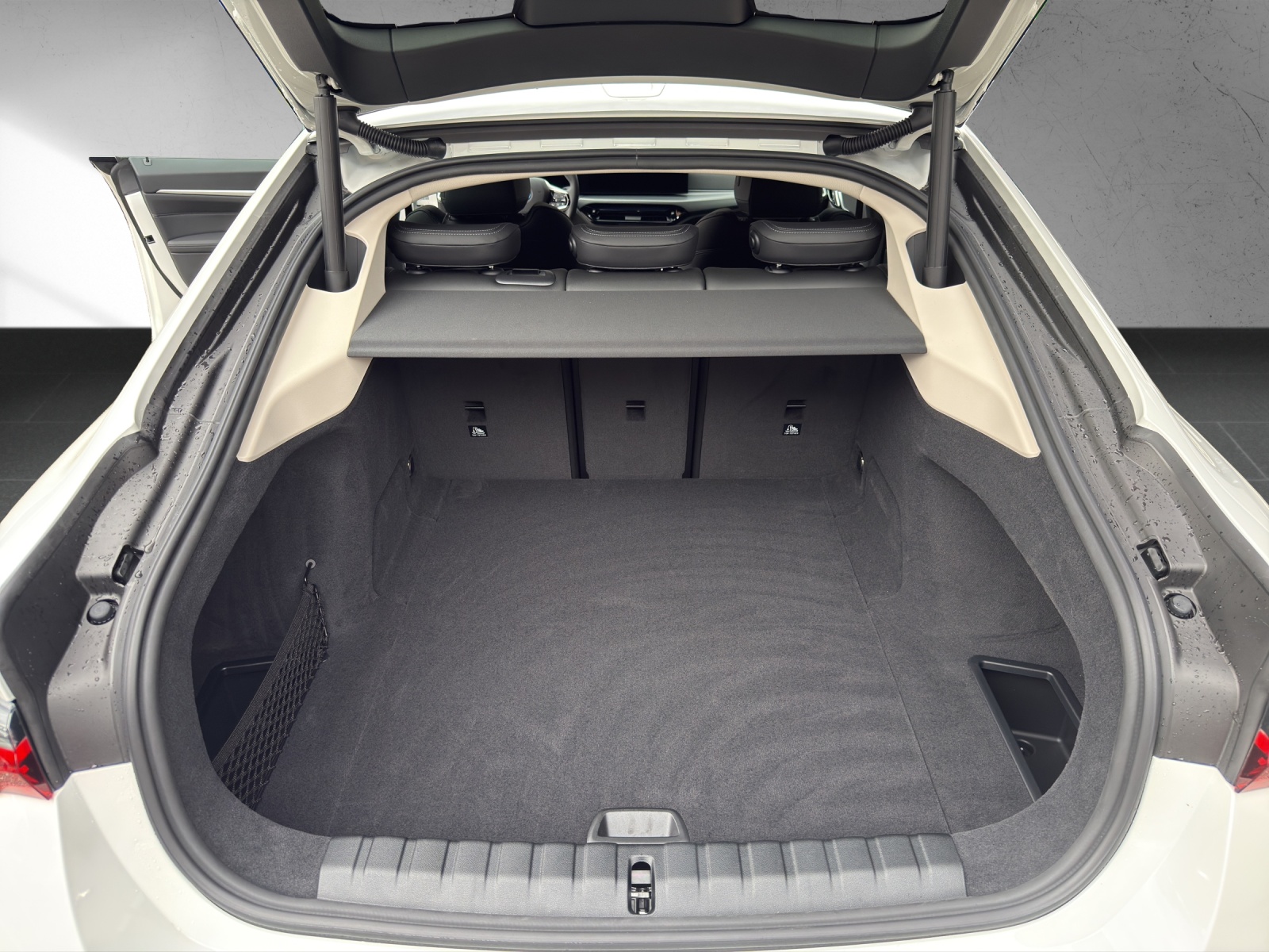 BMW i4 eDrive 40-image-17