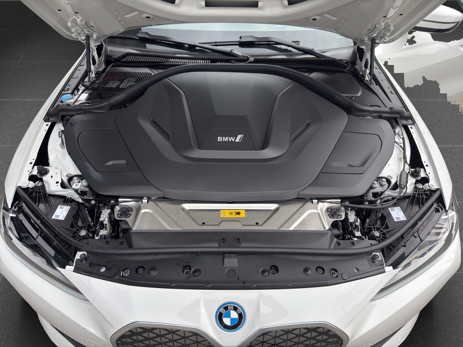 BMW i4 eDrive 40-image-18