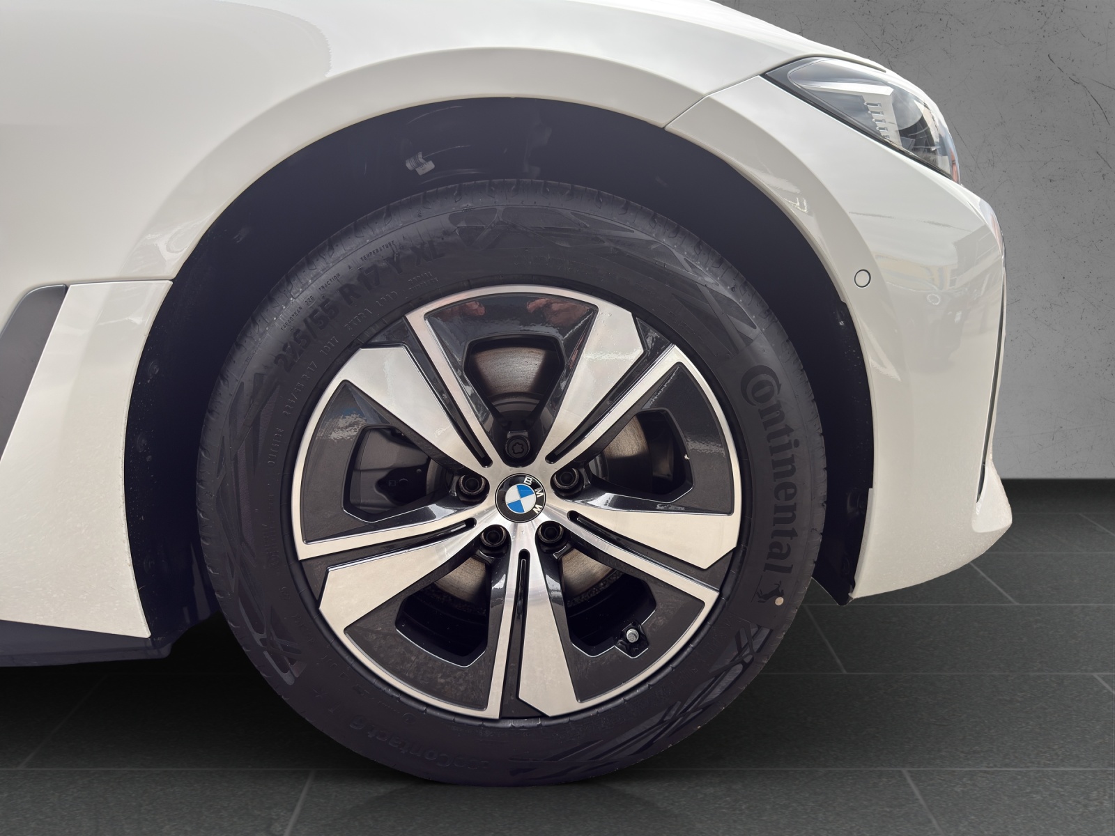 BMW i4 eDrive 40-image-9