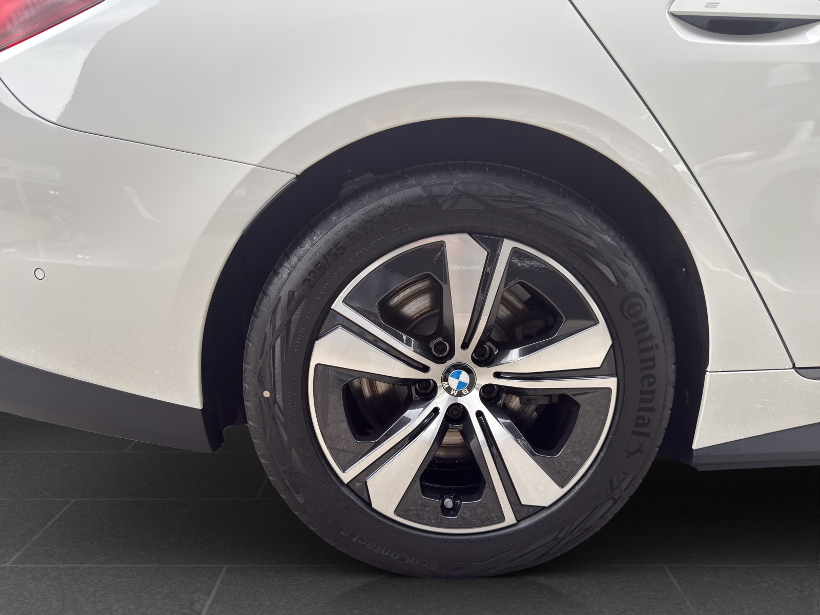 BMW i4 eDrive 40-image-10