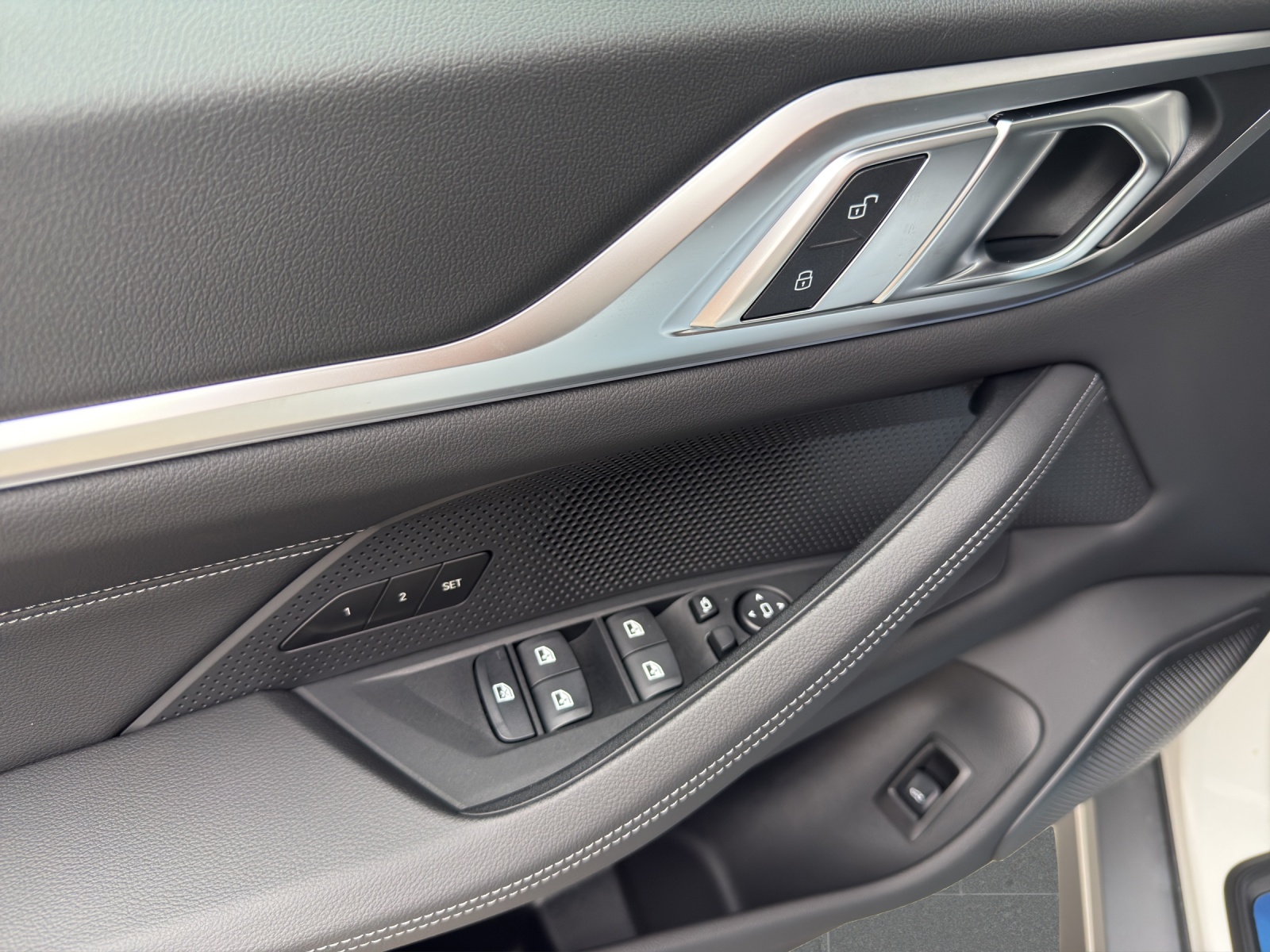 BMW i4 eDrive 40-image-14