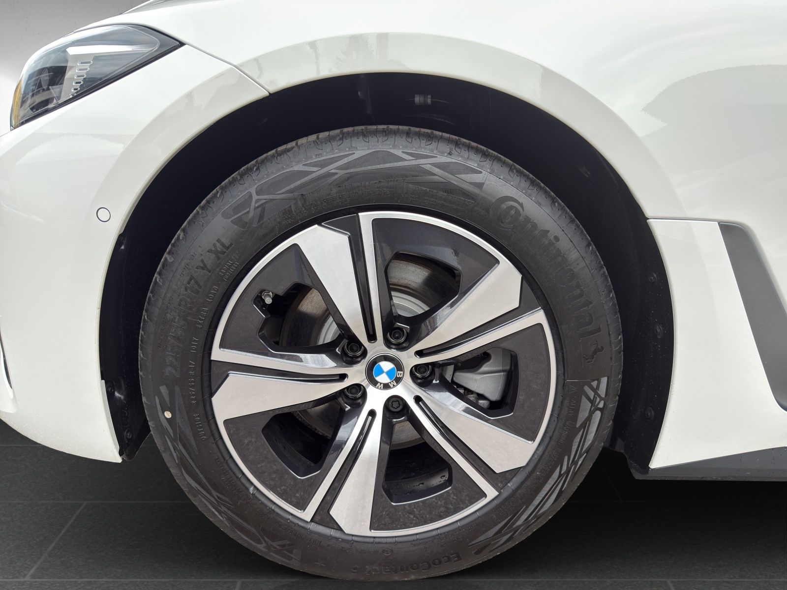 BMW i4 eDrive 40-image-8