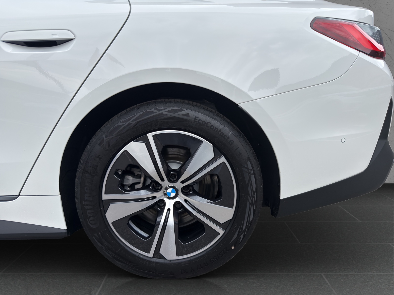 BMW i4 eDrive 40-image-11
