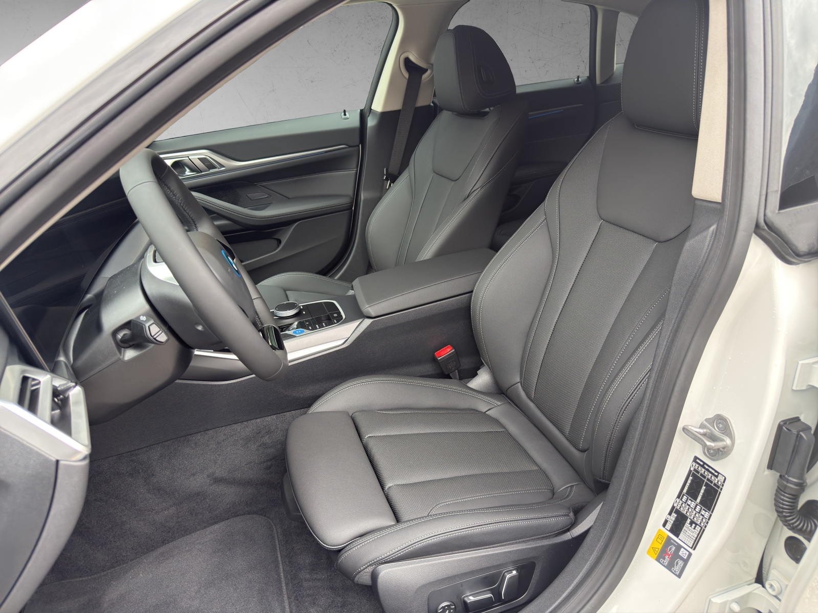 BMW i4 eDrive 40-image-15