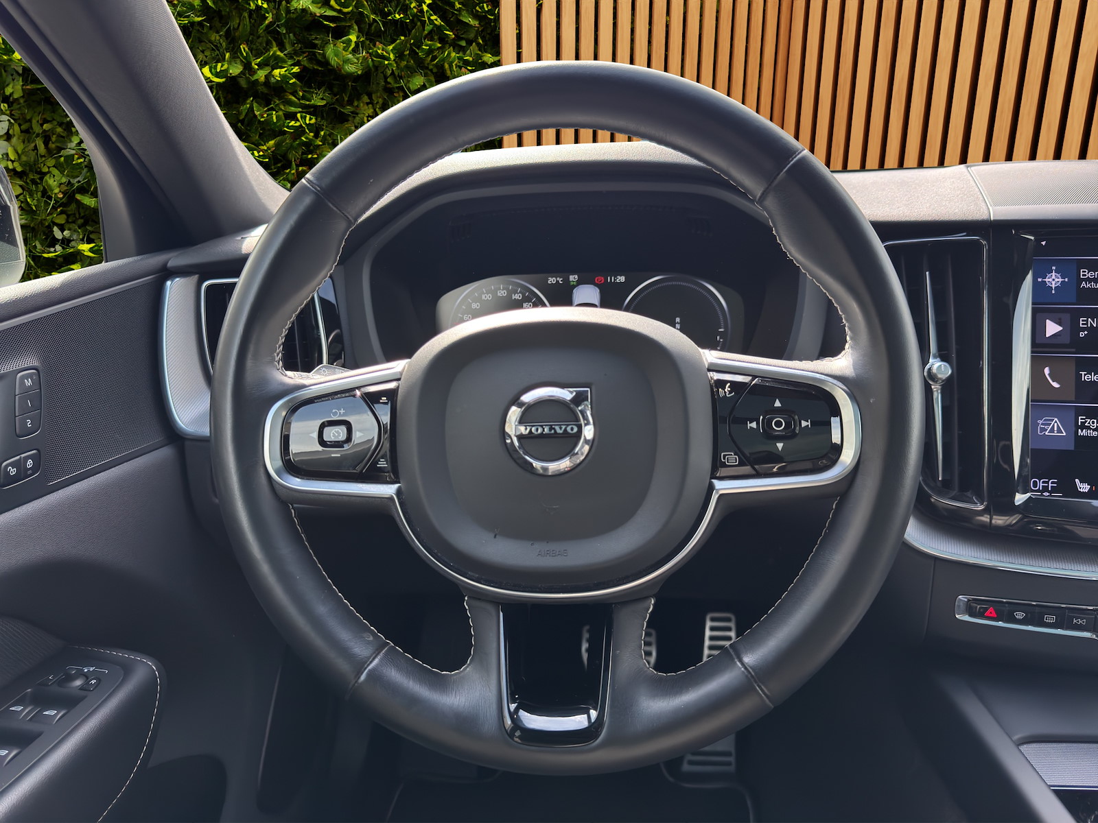 VOLVO XC60 2.0 T8 TE R-Design eAWD-image-12