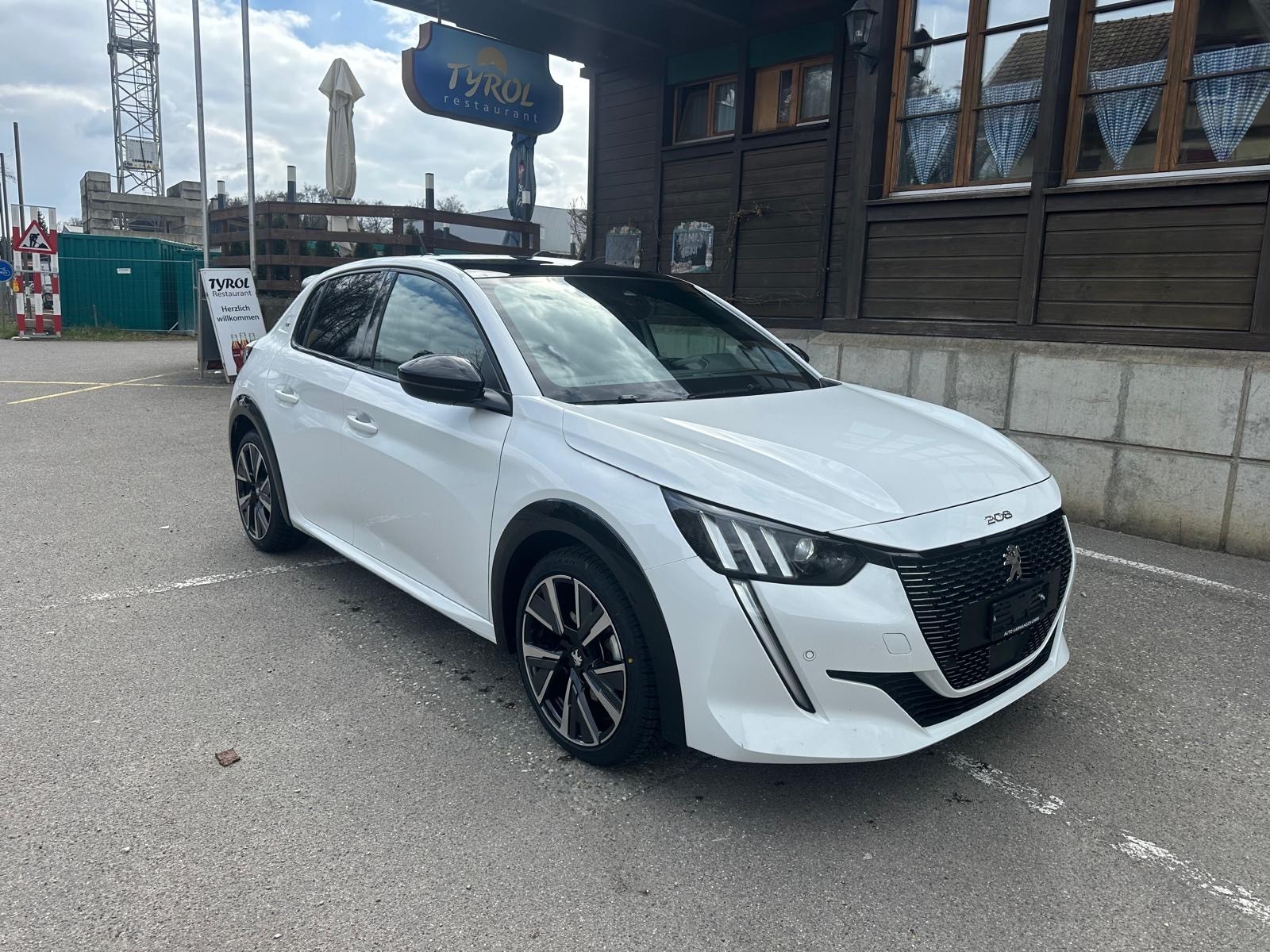 PEUGEOT 208 1.2 PureTech GT EAT8-image-0