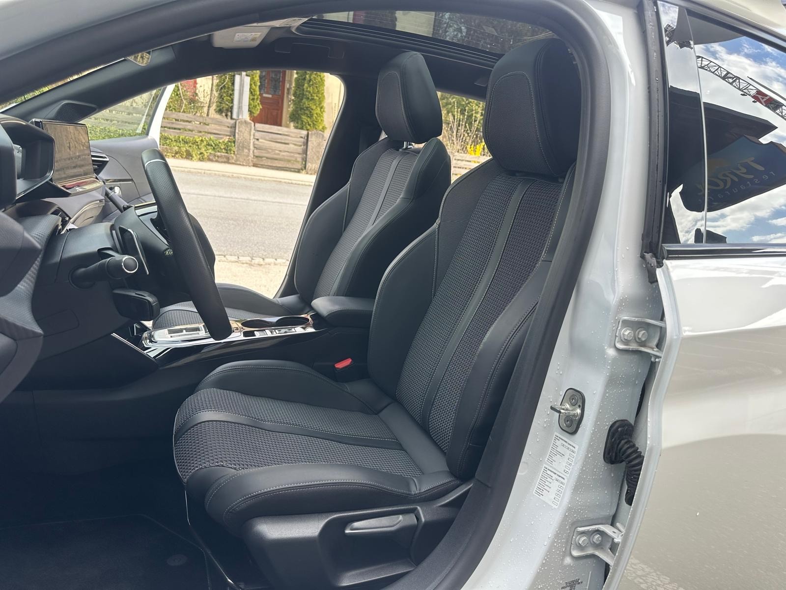 PEUGEOT 208 1.2 PureTech GT EAT8-image-7