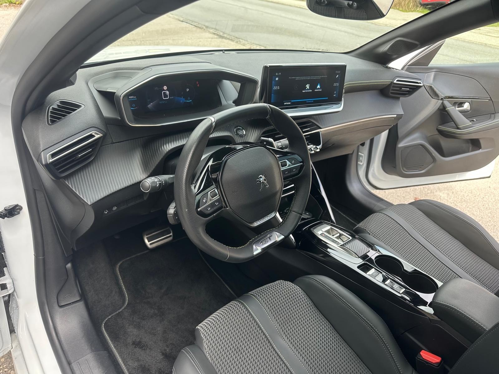 PEUGEOT 208 1.2 PureTech GT EAT8-image-8