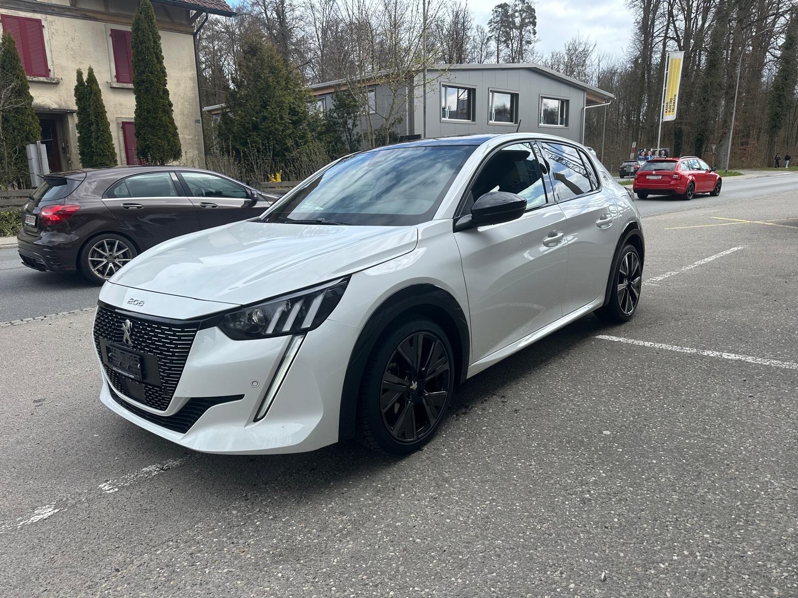 PEUGEOT 208 1.2 PureTech GT EAT8-image-1