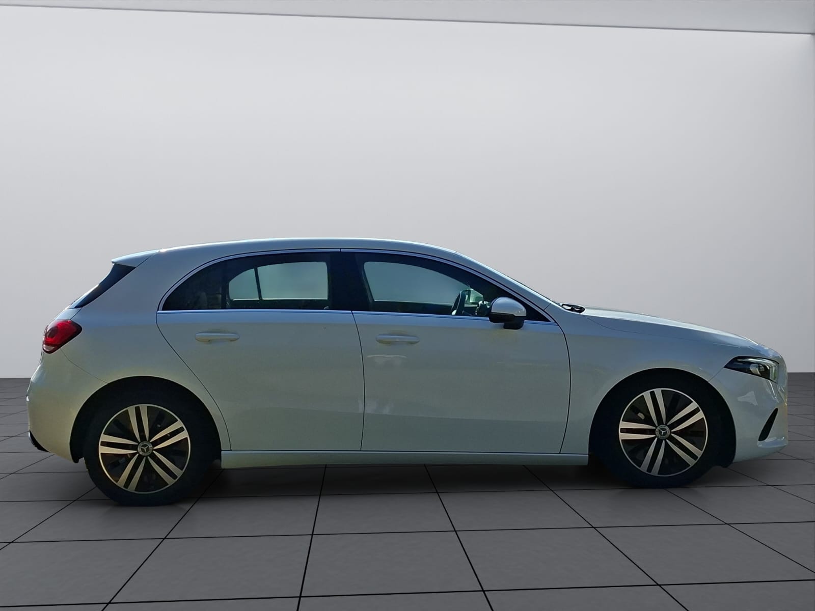 MERCEDES-BENZ A 180-image-9