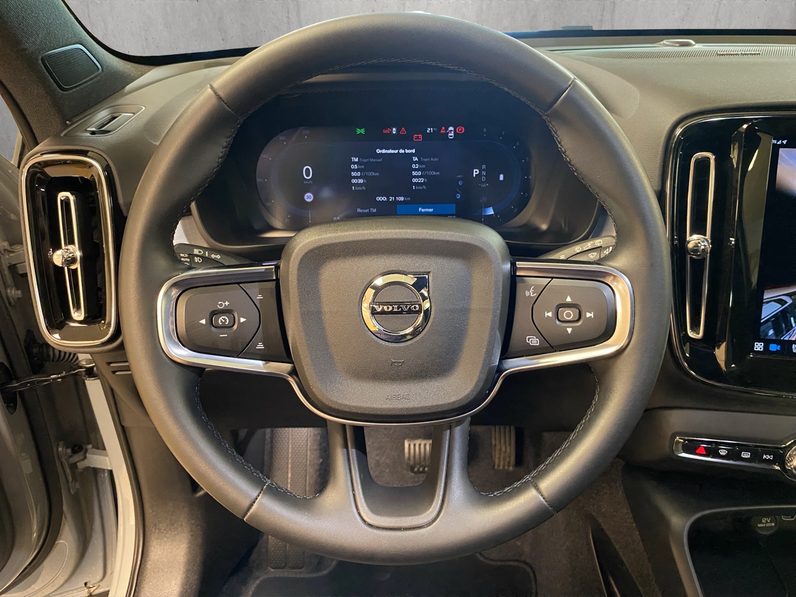 VOLVO XC40 B3 Benzin Mild Hybrid Plus Dark DCT-image-9