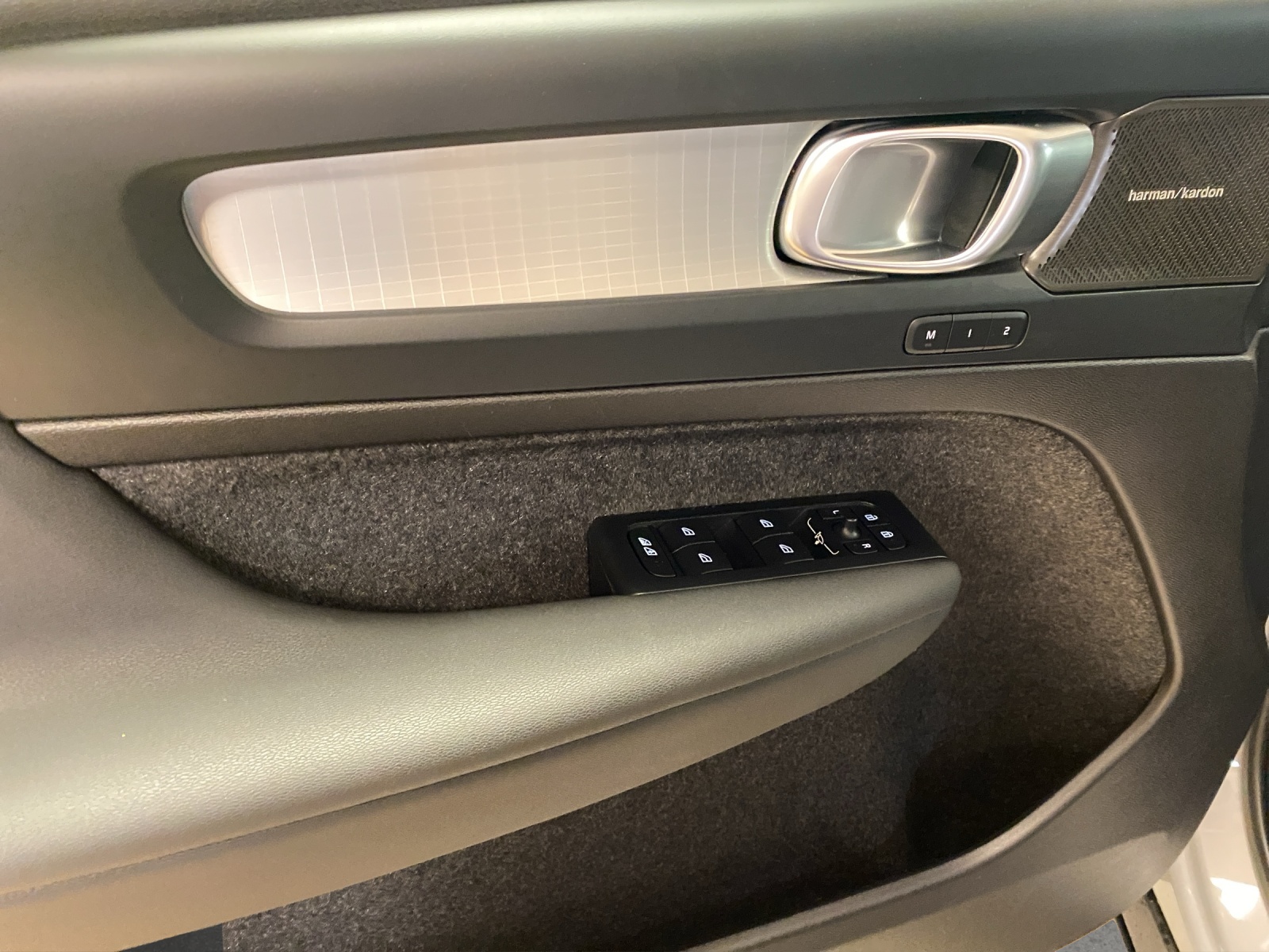 VOLVO XC40 B3 Benzin Mild Hybrid Plus Dark DCT-image-8