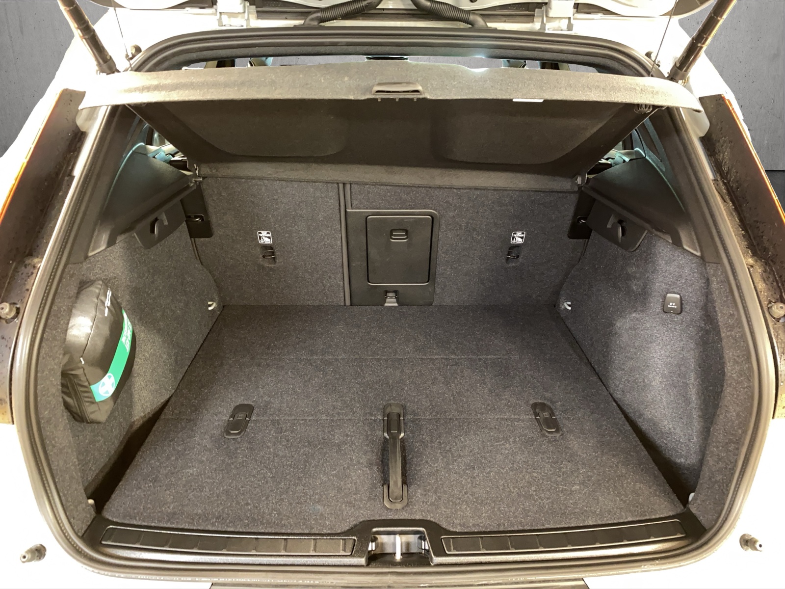 VOLVO XC40 B3 Benzin Mild Hybrid Plus Dark DCT-image-13