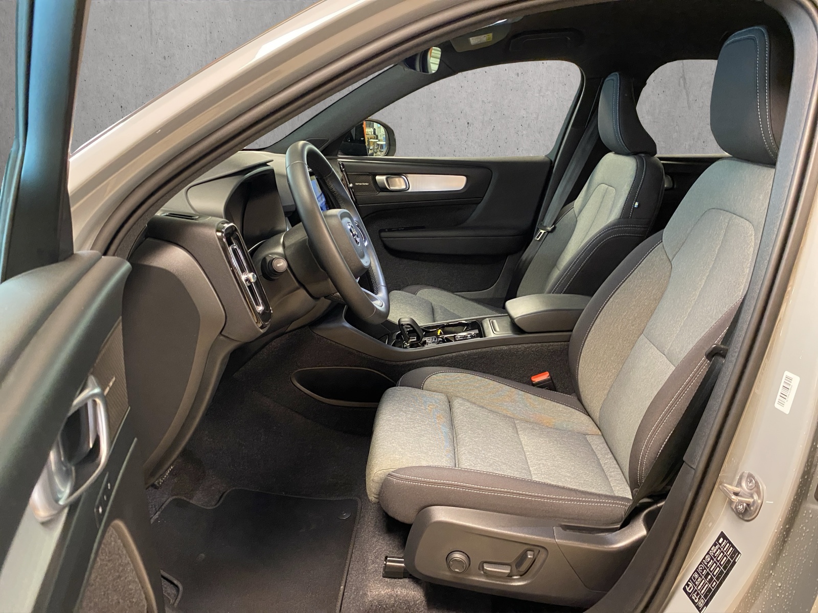 VOLVO XC40 B3 Benzin Mild Hybrid Plus Dark DCT-image-7