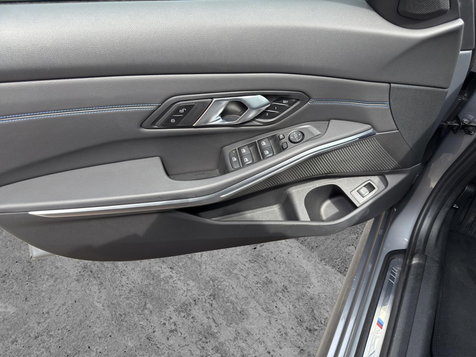 BMW 320d xDrive Touring-image-12