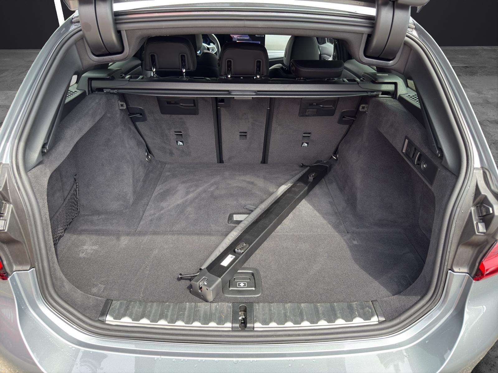 BMW 320d xDrive Touring-image-5