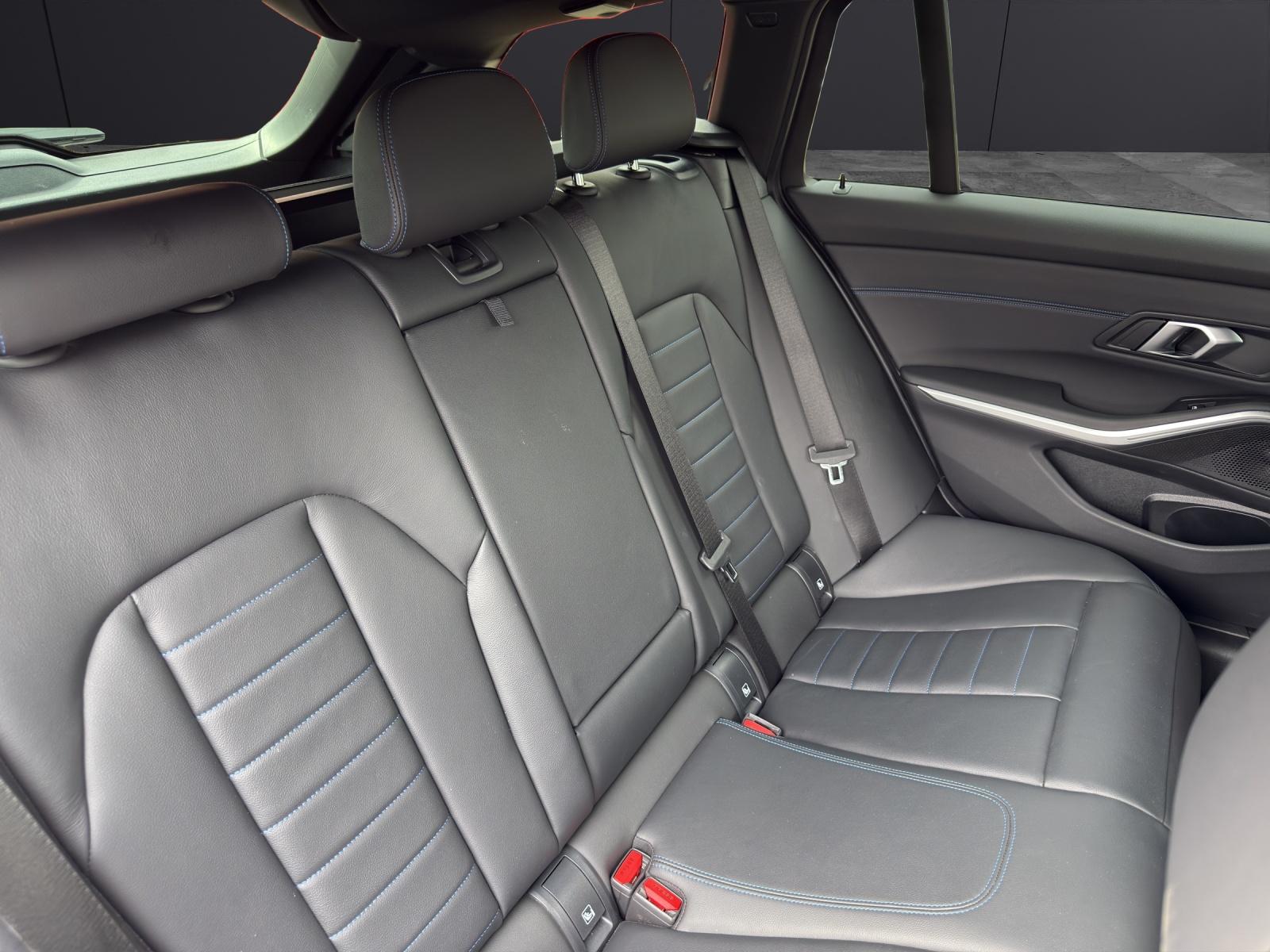 BMW 320d xDrive Touring-image-11