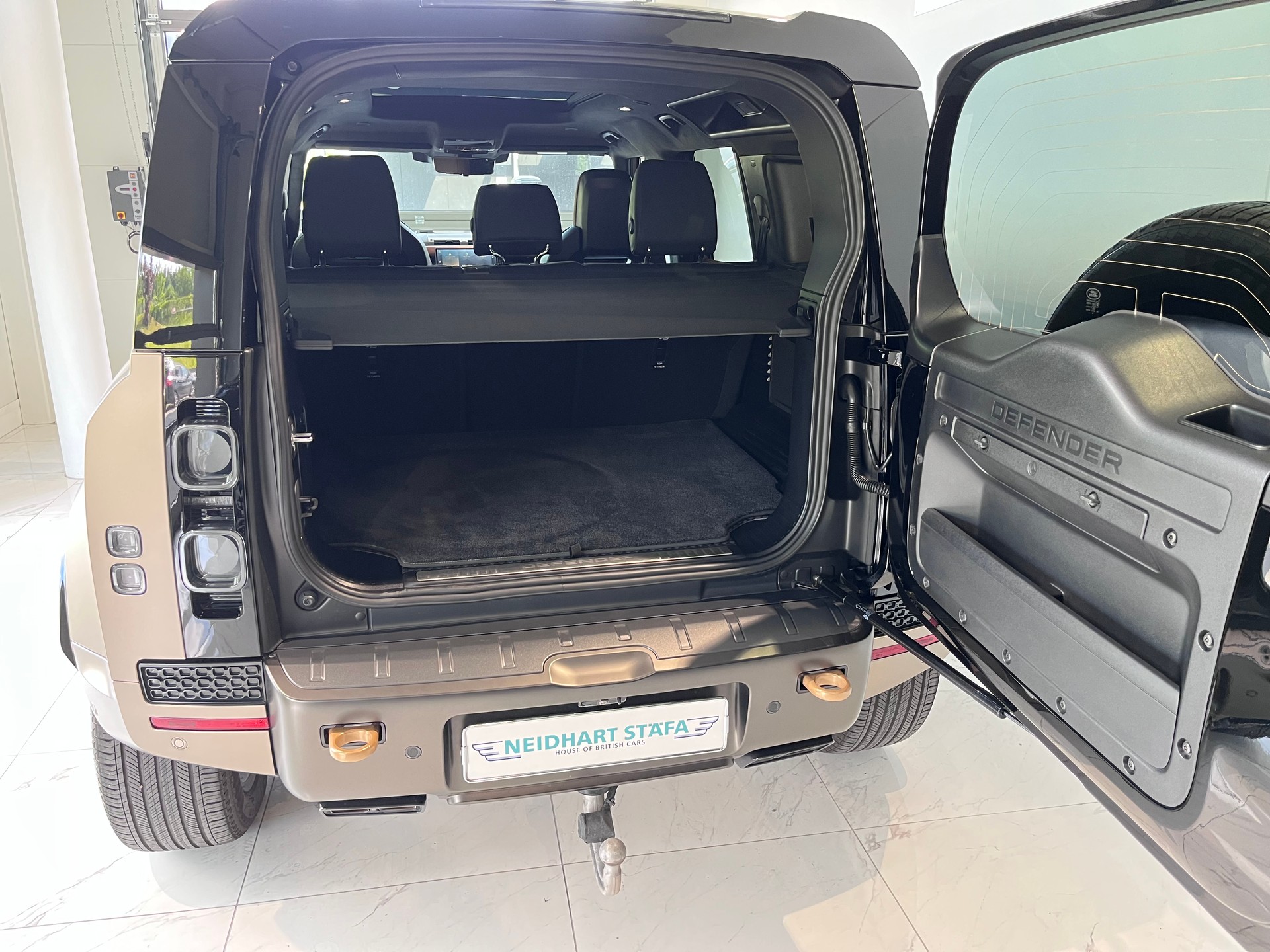 LAND ROVER Defender 110 4.4 V8 OCTA-image-8