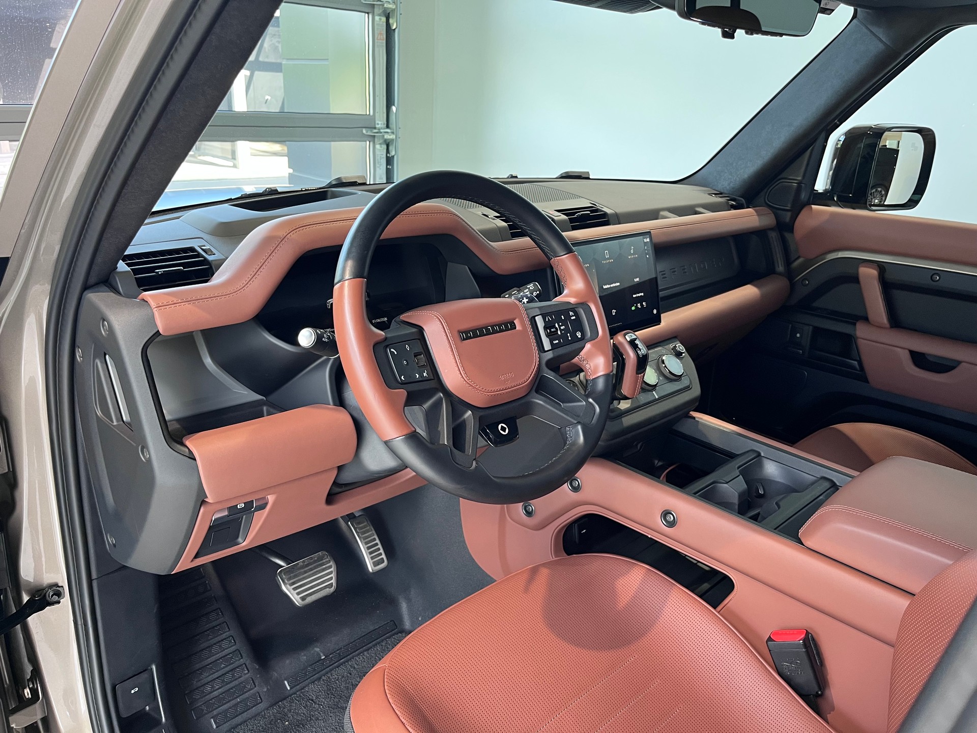 LAND ROVER Defender 110 4.4 V8 OCTA-image-4