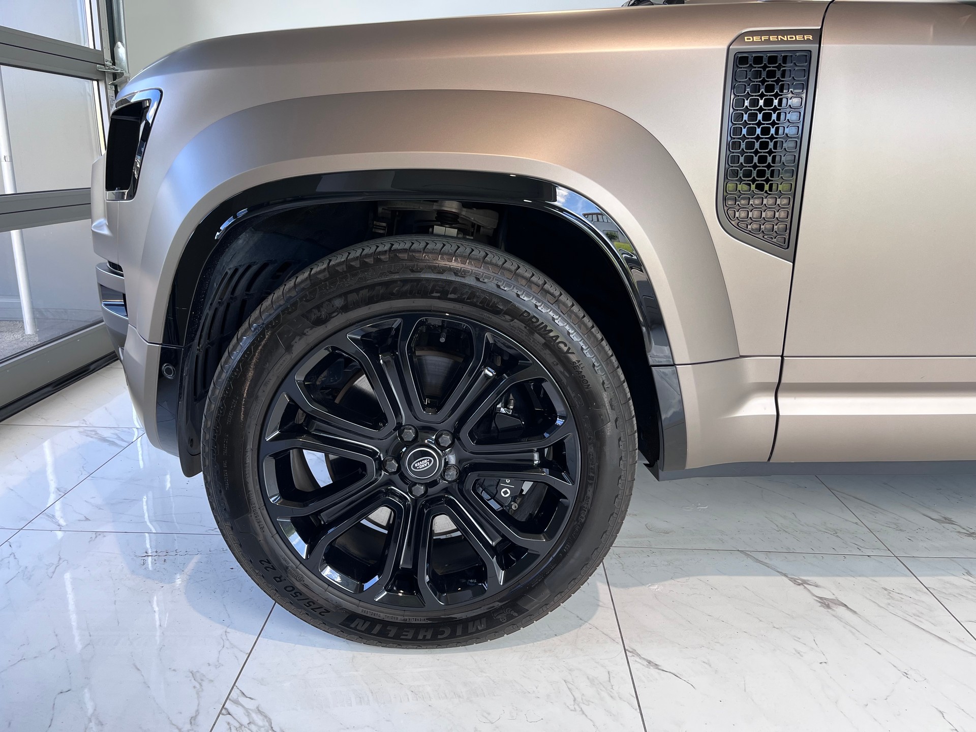 LAND ROVER Defender 110 4.4 V8 OCTA-image-15