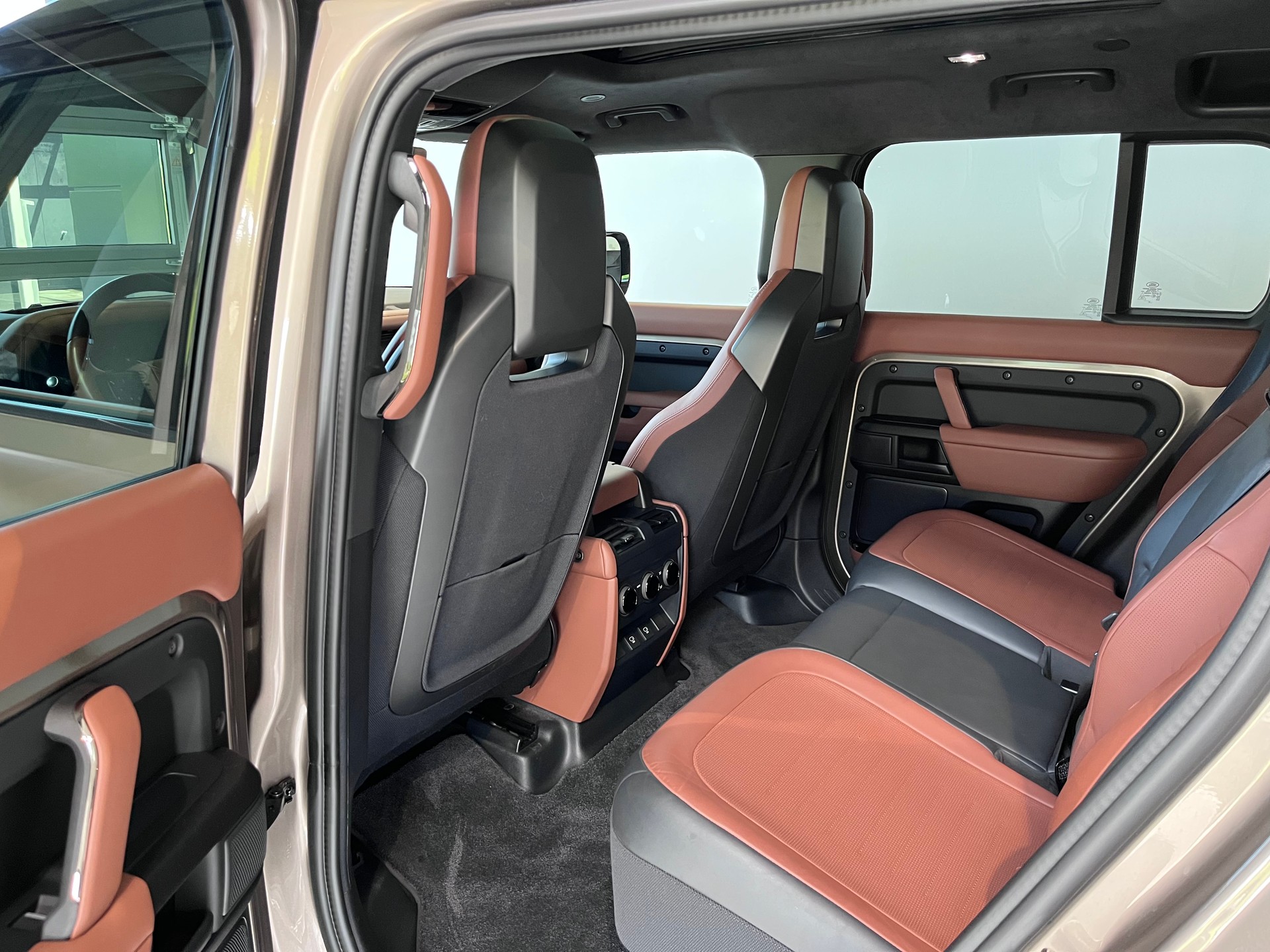 LAND ROVER Defender 110 4.4 V8 OCTA-image-6