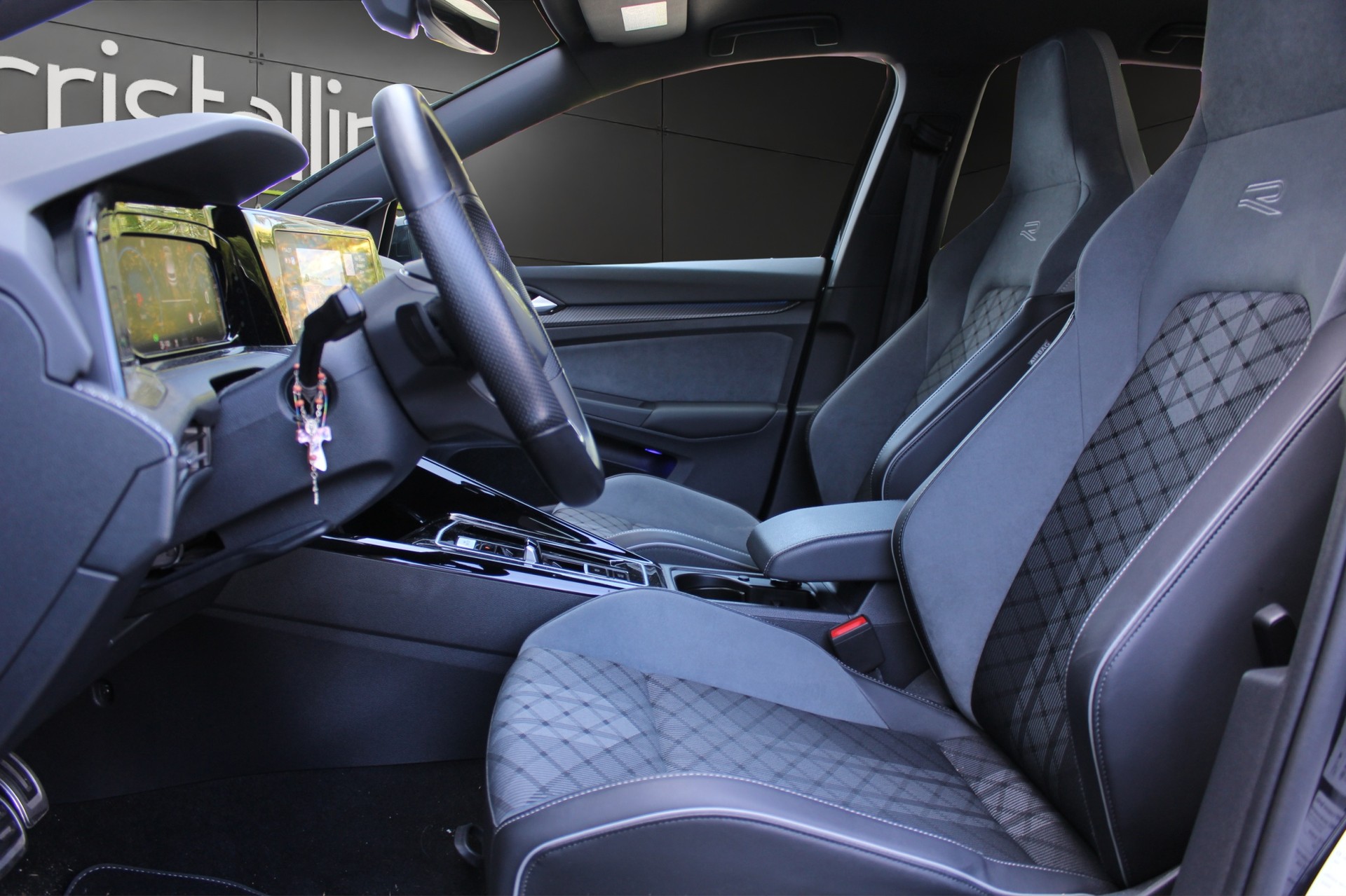 VW Golf VIII 1.5 eTSI R-Line DSG-image-6