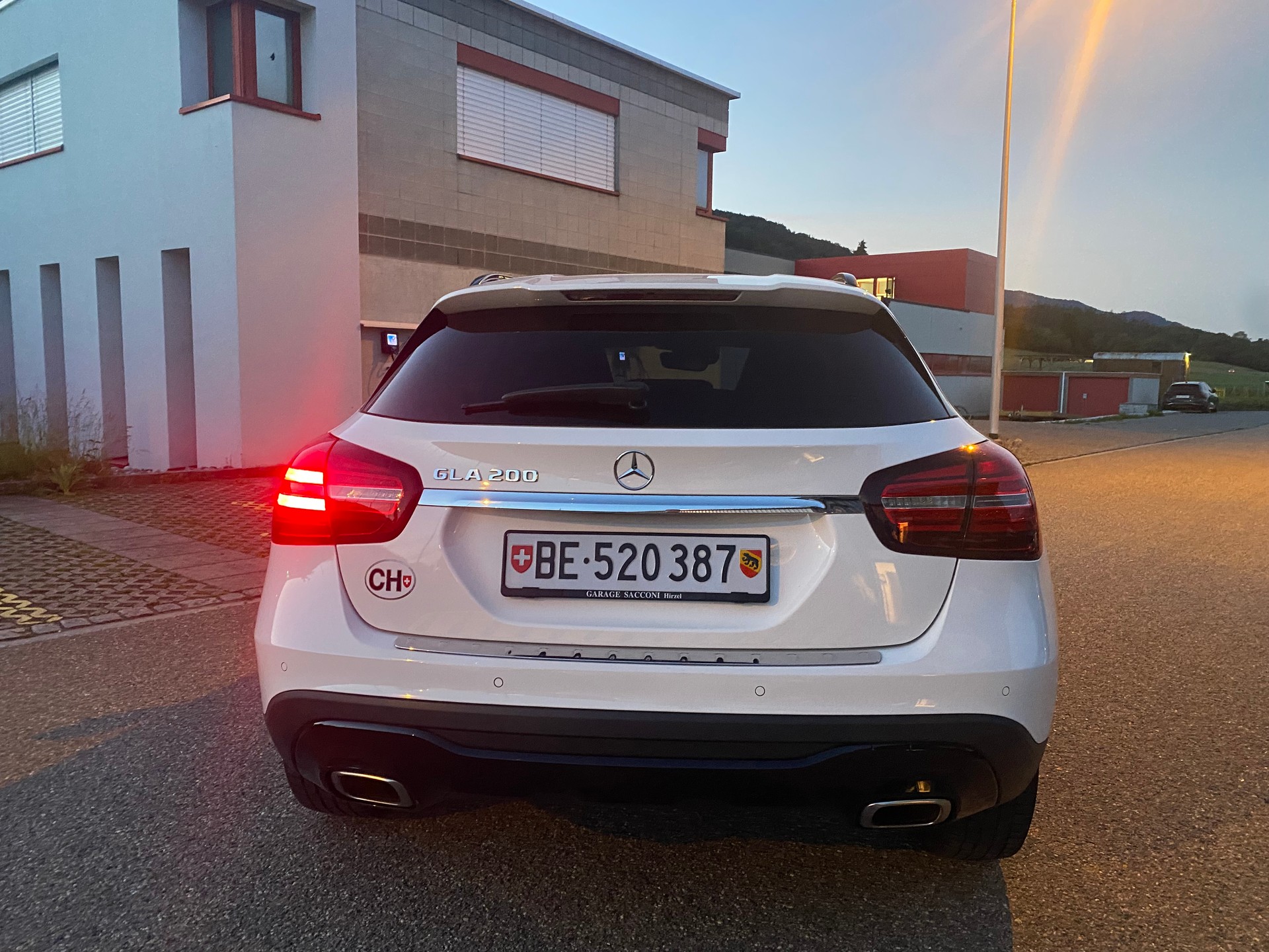MERCEDES-BENZ GLA 200 *8 Fach bereit & Frish ab MFK* AMG Line-image-5