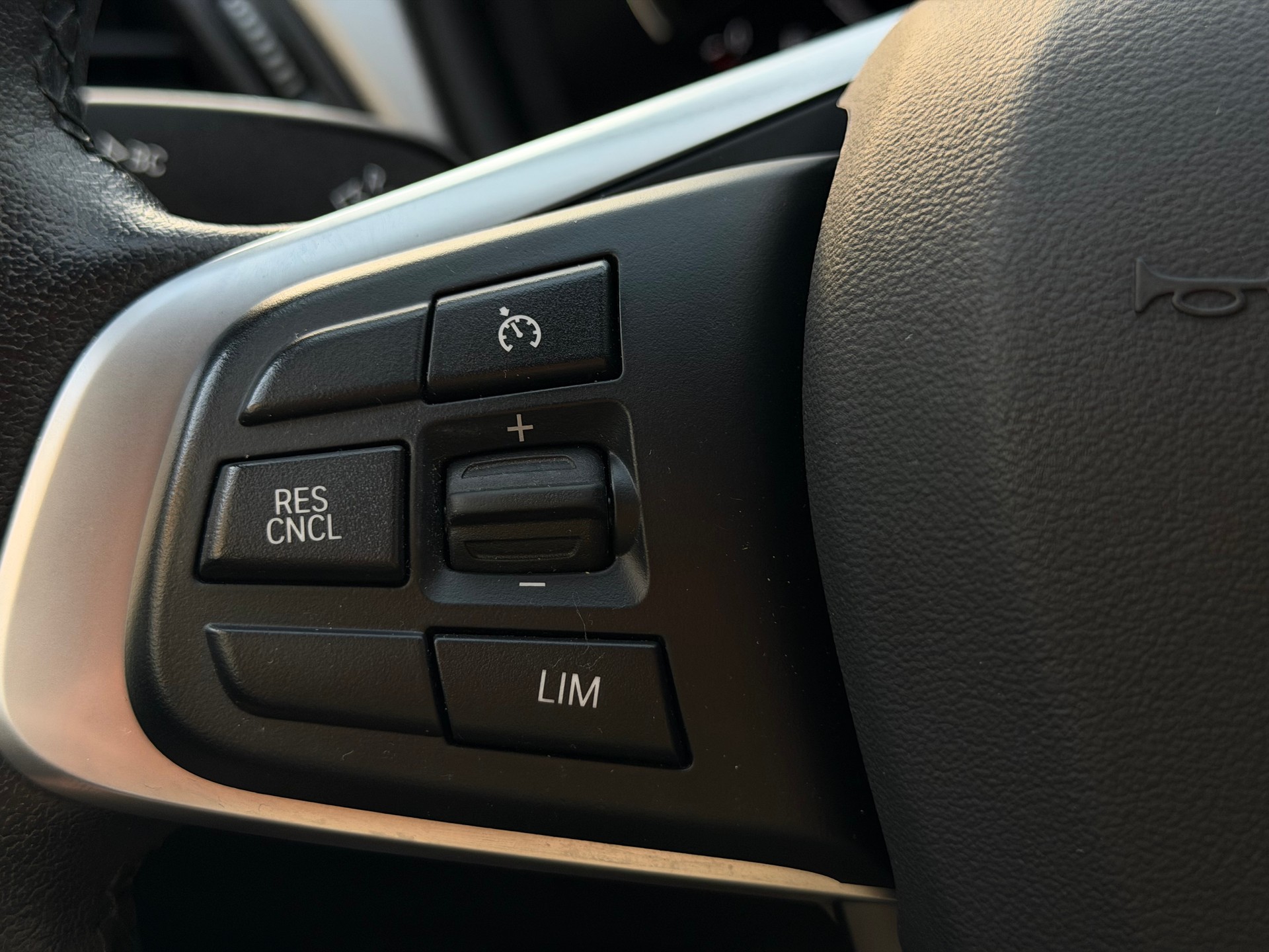 BMW X1 xDrive 18d Essential Edition Steptronic-image-19