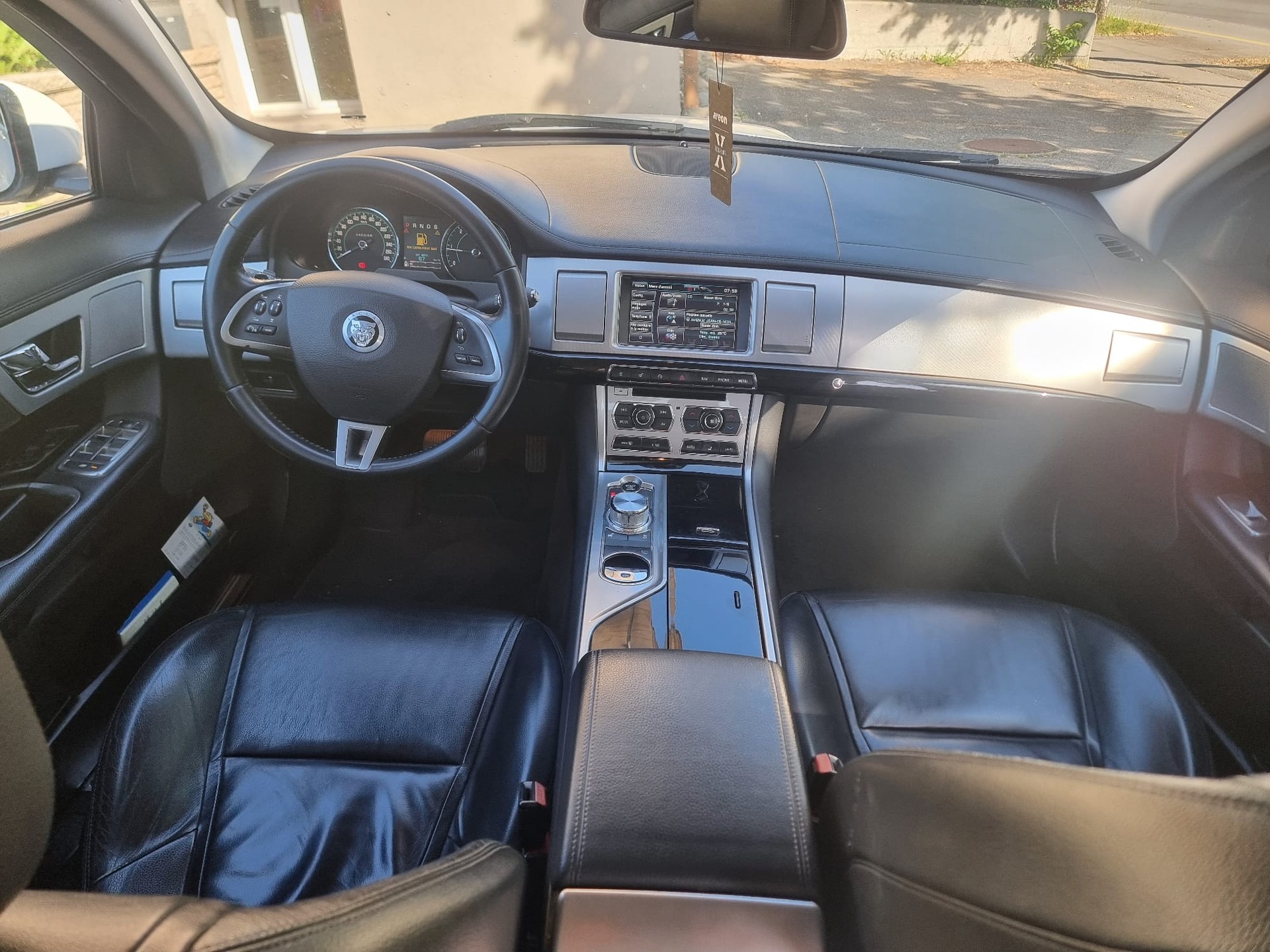 JAGUAR XF 2.2d-image-12